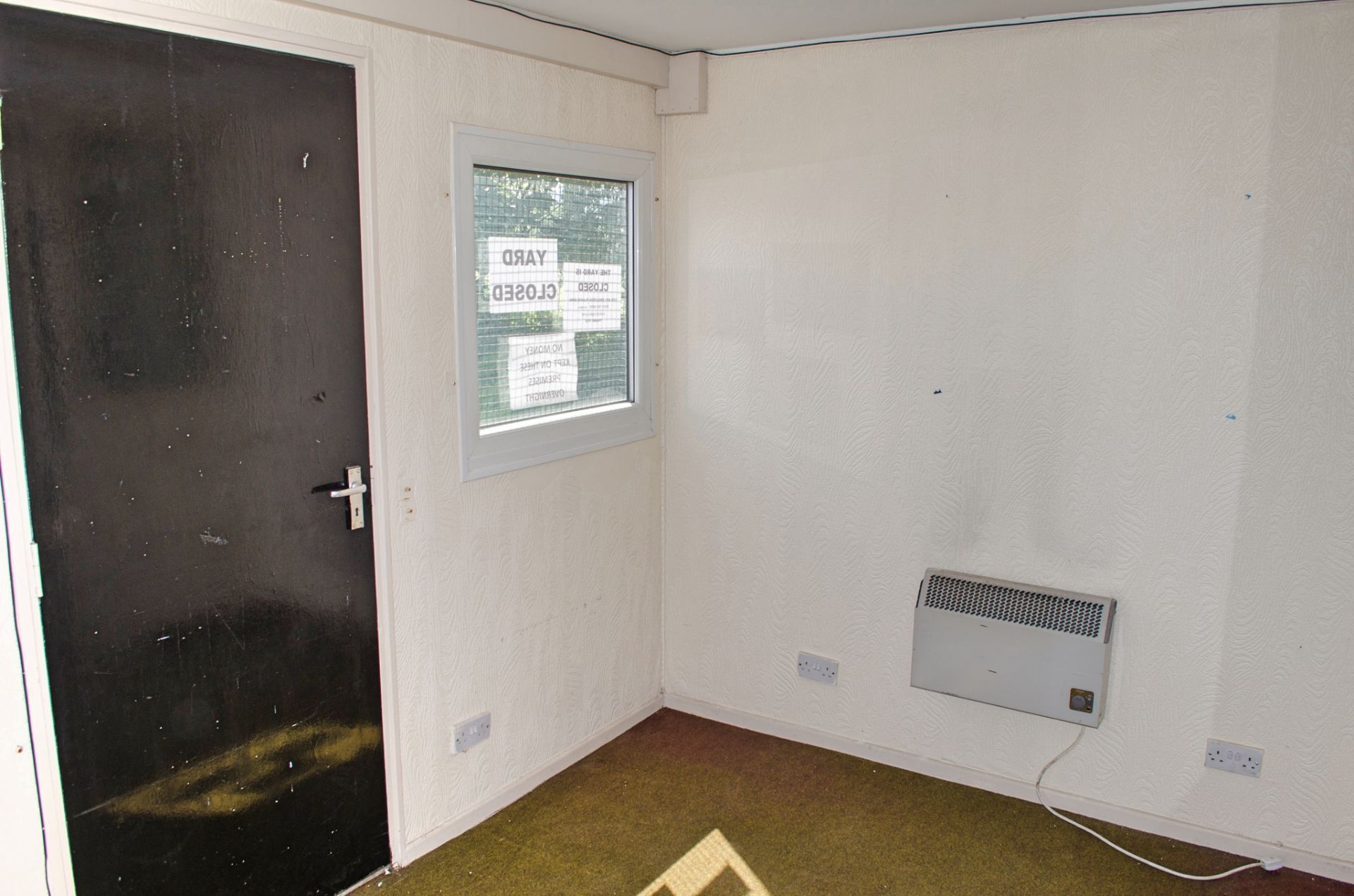 32ft x 10ft jack leg site office unit Comprising of: lobby area & 2 offices - Image 8 of 10