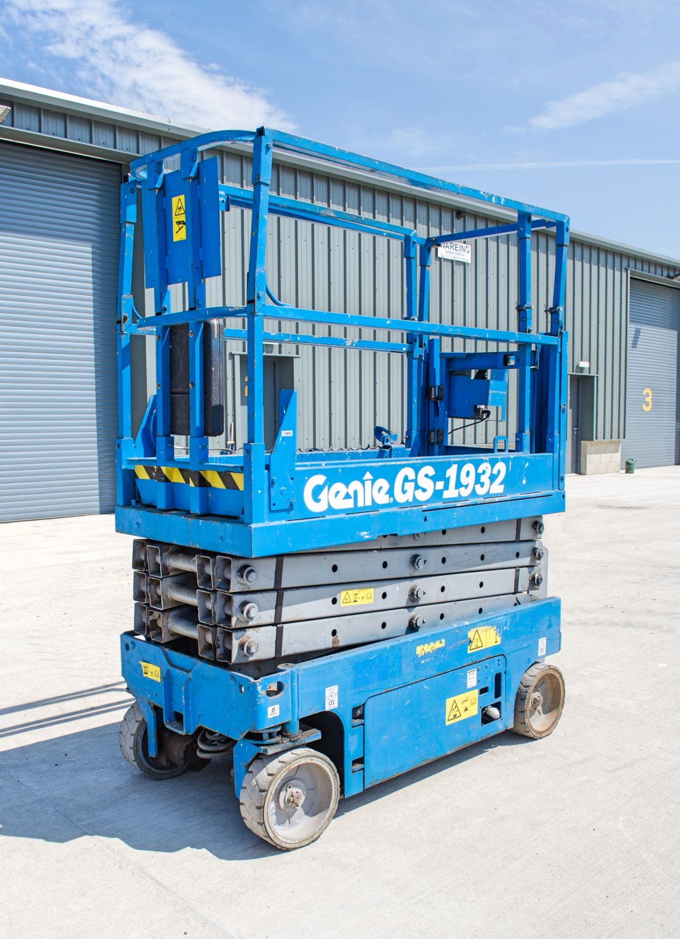 Genie GS1932 battery electric scissor lift access platform Year: 2007 S/N: B84885 Recorded Hours: