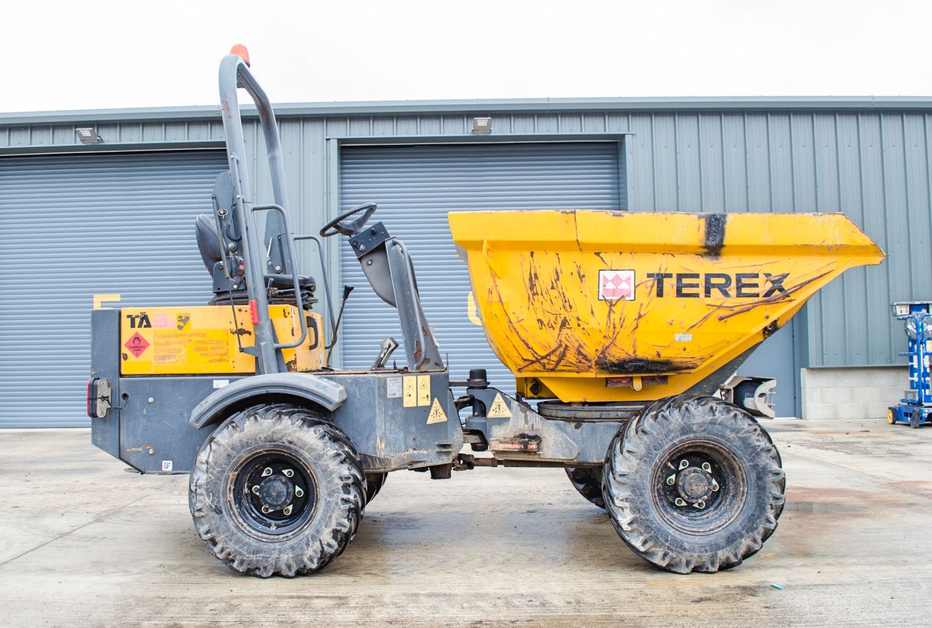Terex TA3s 3 tonne swivel skip dumper Year: 2014 S/N: EE4PB5518 Recorded Hours: 981 A635089 - Image 8 of 20