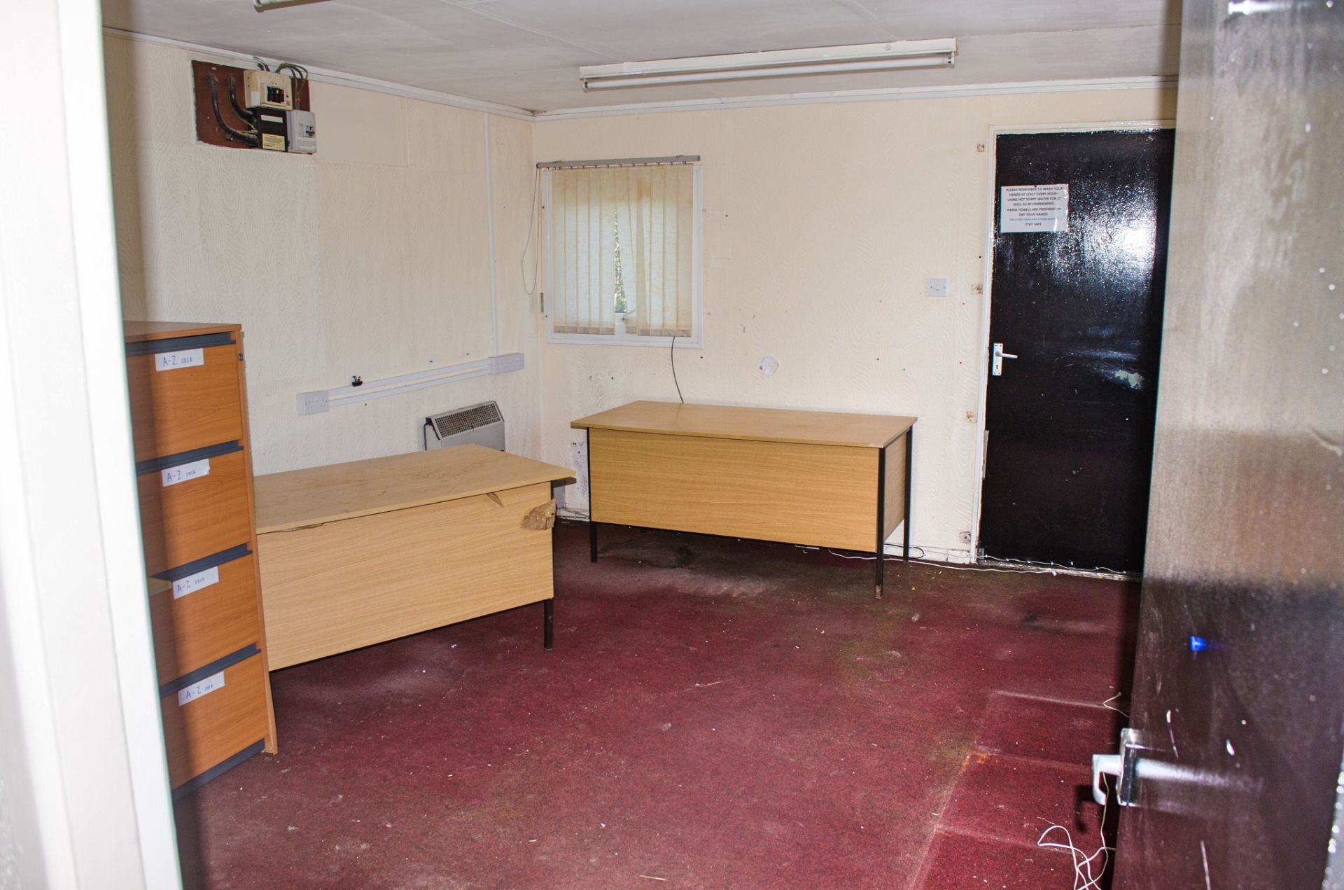 32ft x 10ft jack leg site office unit Comprising of: lobby area & 2 offices - Image 9 of 10