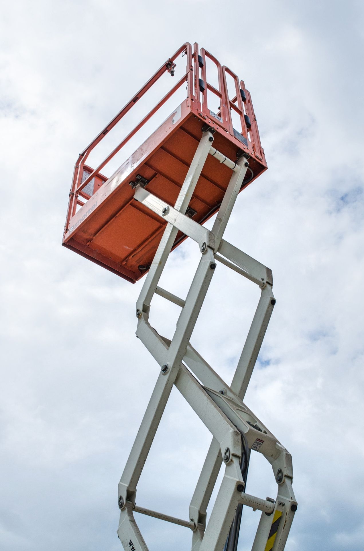 Snorkel S3219E battery electric scissor lift access platform Year: 2017 S/N: 800975 008830083 - Image 6 of 8