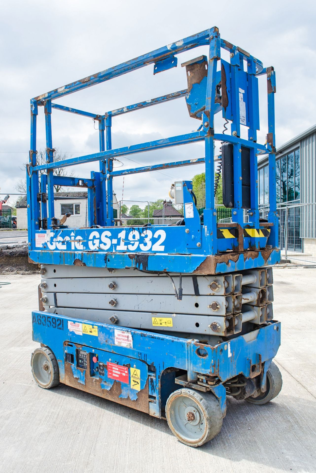 Genie GS1932 battery electric scissor lift access platform Year: 2014 S/N: 15702 Recorded Hours: 185 - Image 2 of 8