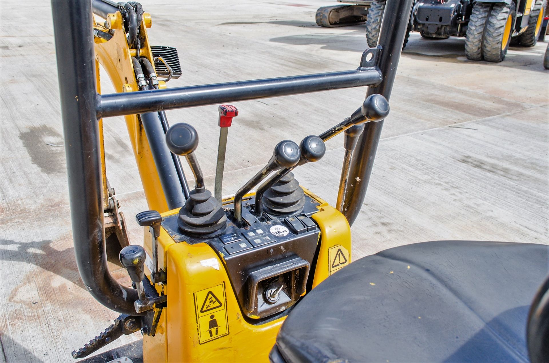 JCB 8008 0.8 tonne rubber tracked micro excavator Year: 2014 S/N: 2410611 Recorded Hours: 1309 - Image 17 of 18