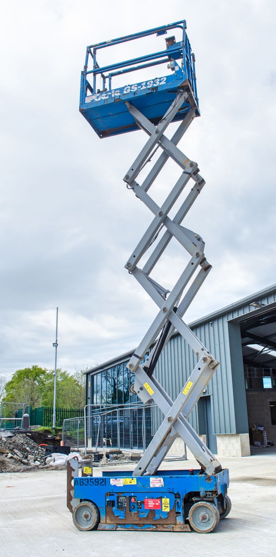 Genie GS1932 battery electric scissor lift access platform Year: 2014 S/N: 15702 Recorded Hours: 185 - Image 5 of 8