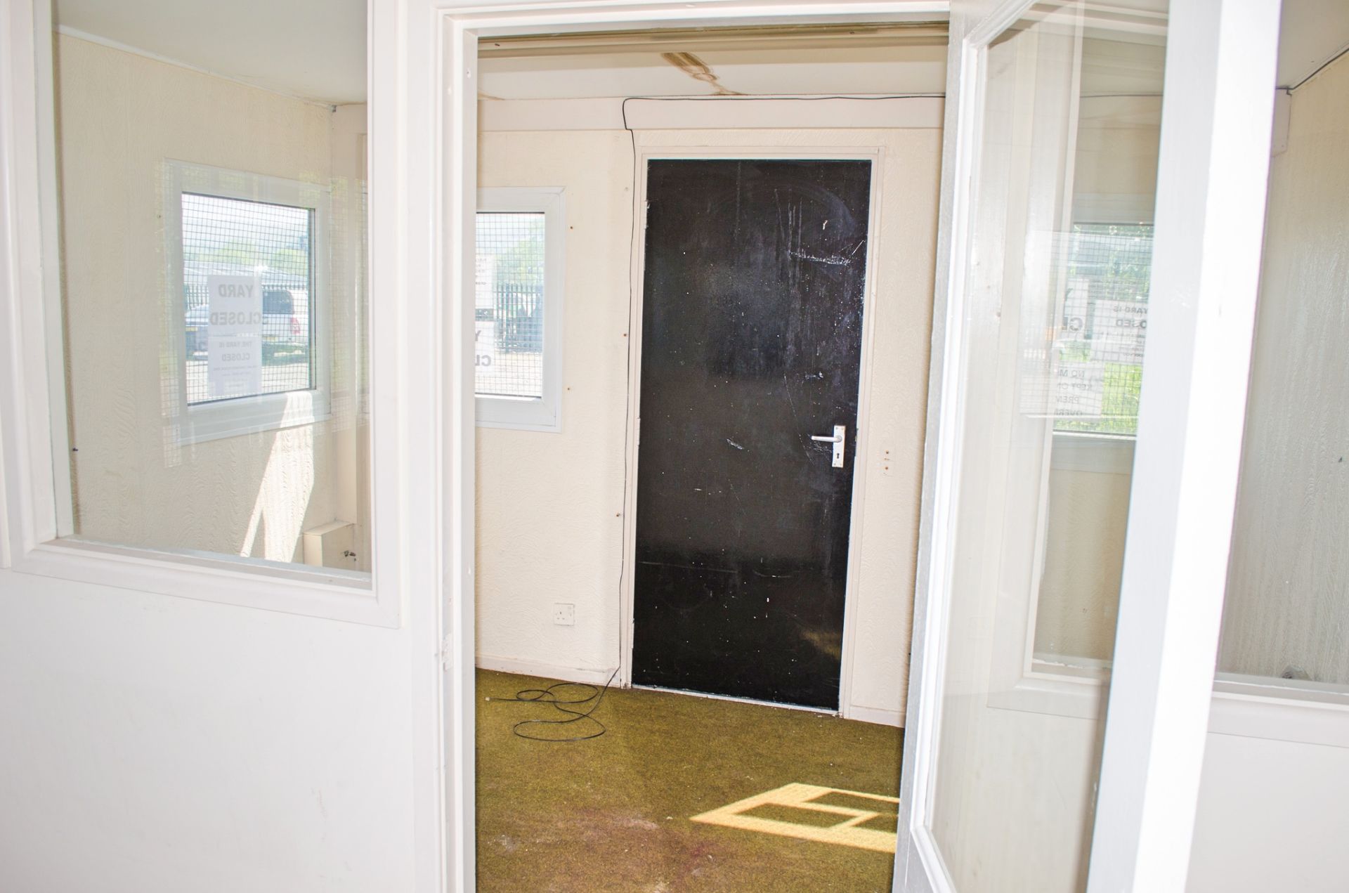 32ft x 10ft jack leg site office unit Comprising of: lobby area & 2 offices - Image 7 of 10