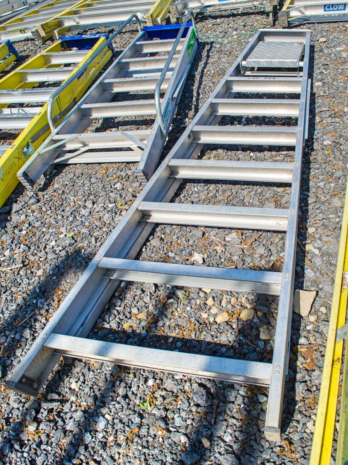8 tread aluminium step ladder A850084