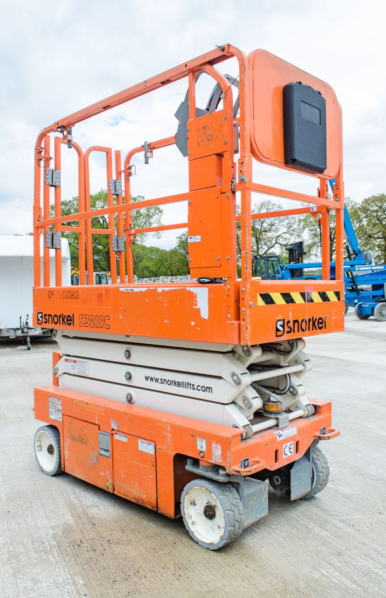 Snorkel S3219E battery electric scissor lift access platform Year: 2017 S/N: 800975 008830083 - Image 2 of 8