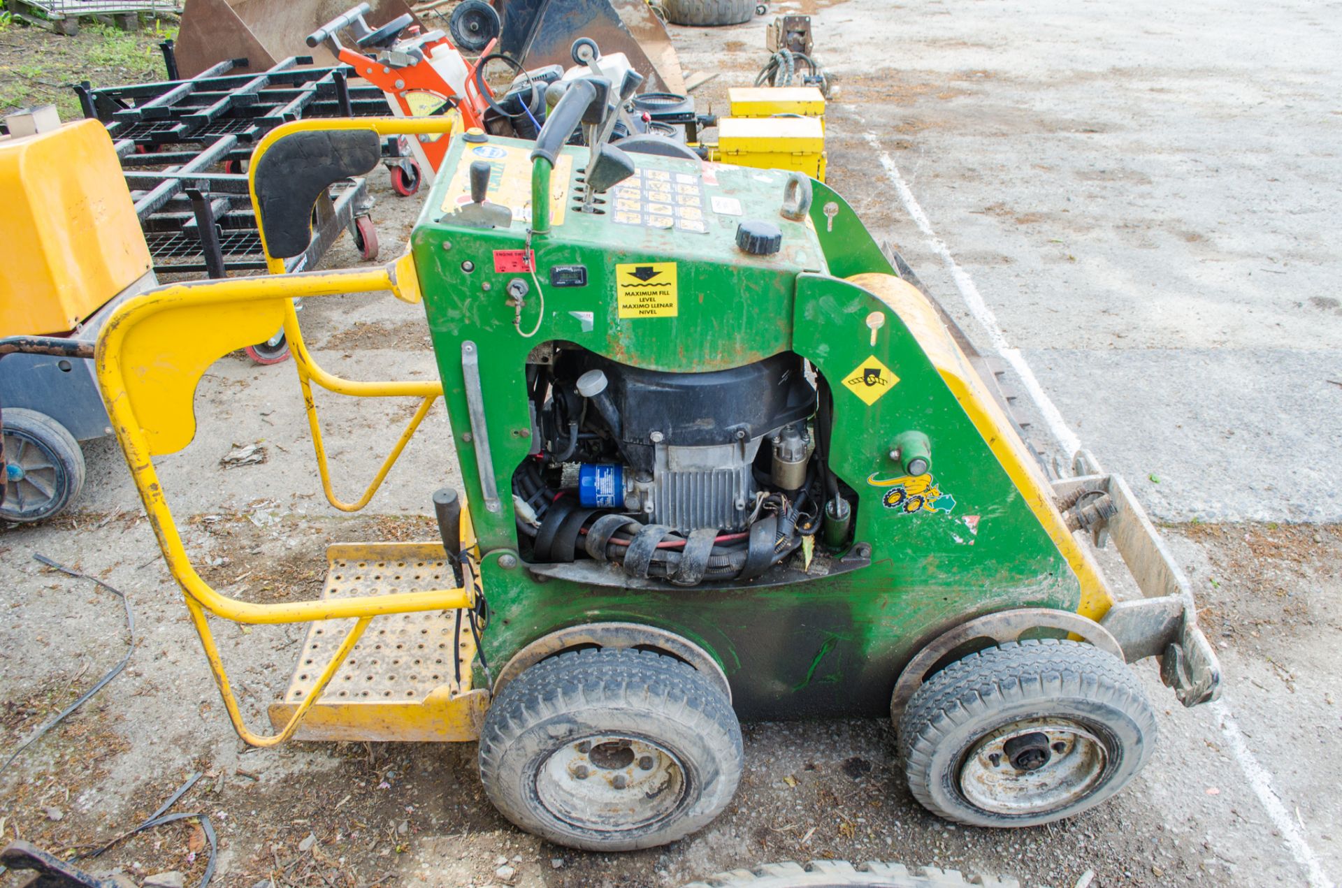 Kanga TK216 pedestrian operated petrol driven skid steer loader c/w rubber tracks, bucket, levelling - Image 5 of 15