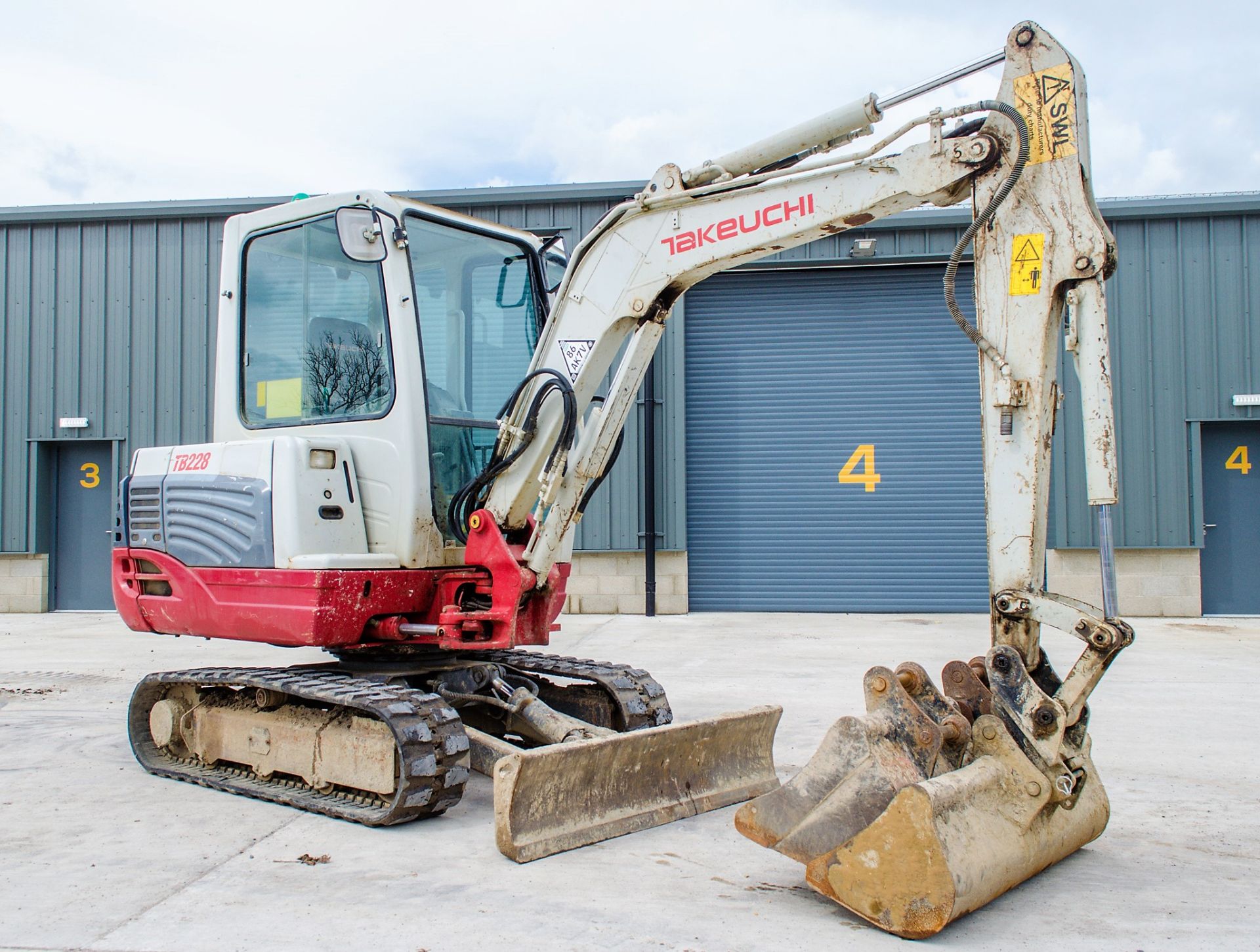 Takeuchi TB228 2.8 tonne rubber tracked mini excavator Year: 2015 S/N: 122804180 Recorded Hours: - Image 3 of 22