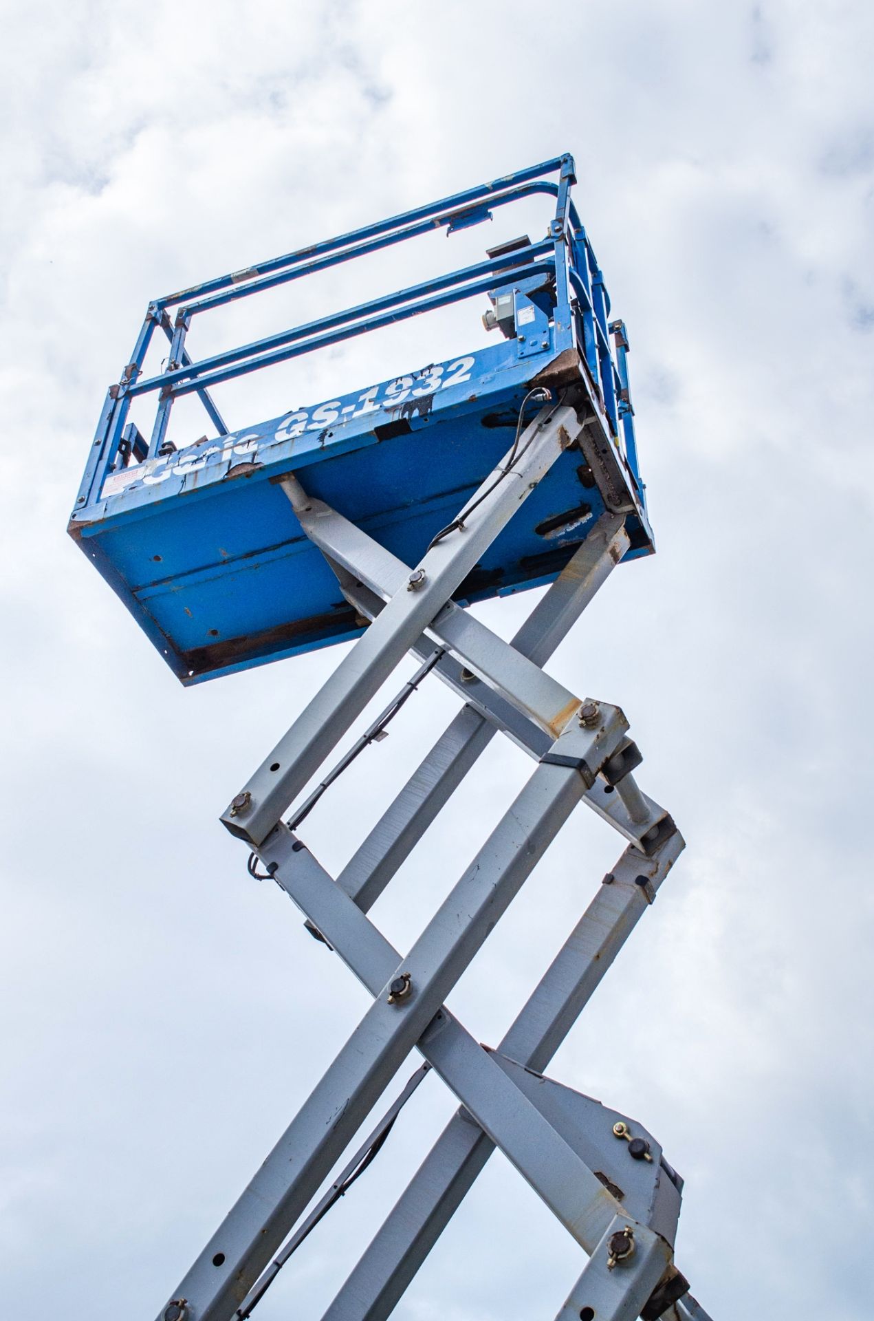 Genie GS1932 battery electric scissor lift access platform Year: 2014 S/N: 15702 Recorded Hours: 185 - Image 6 of 8