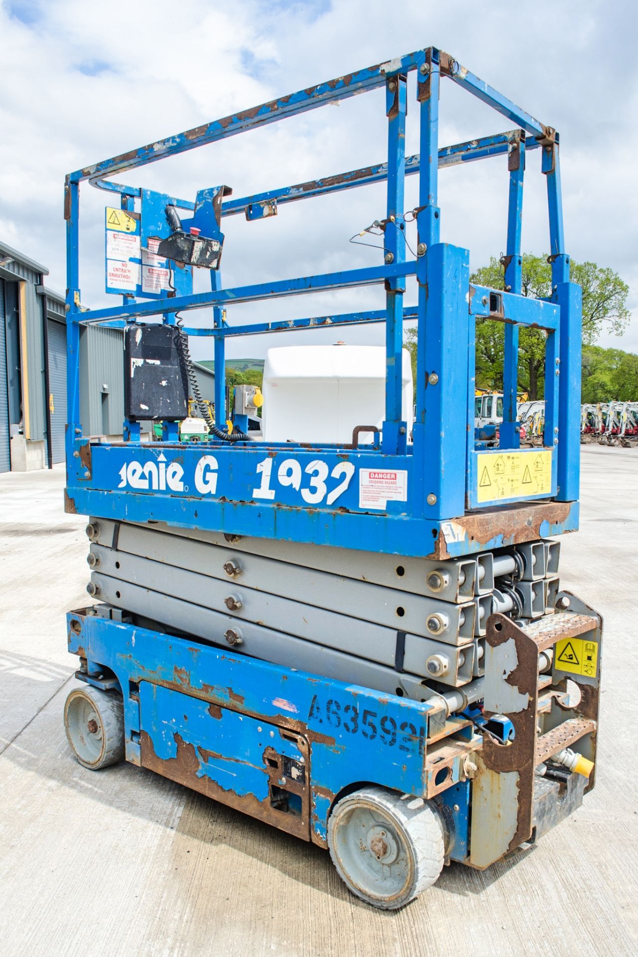 Genie GS1932 battery electric scissor lift access platform Year: 2014 S/N: 15702 Recorded Hours: 185 - Image 4 of 8