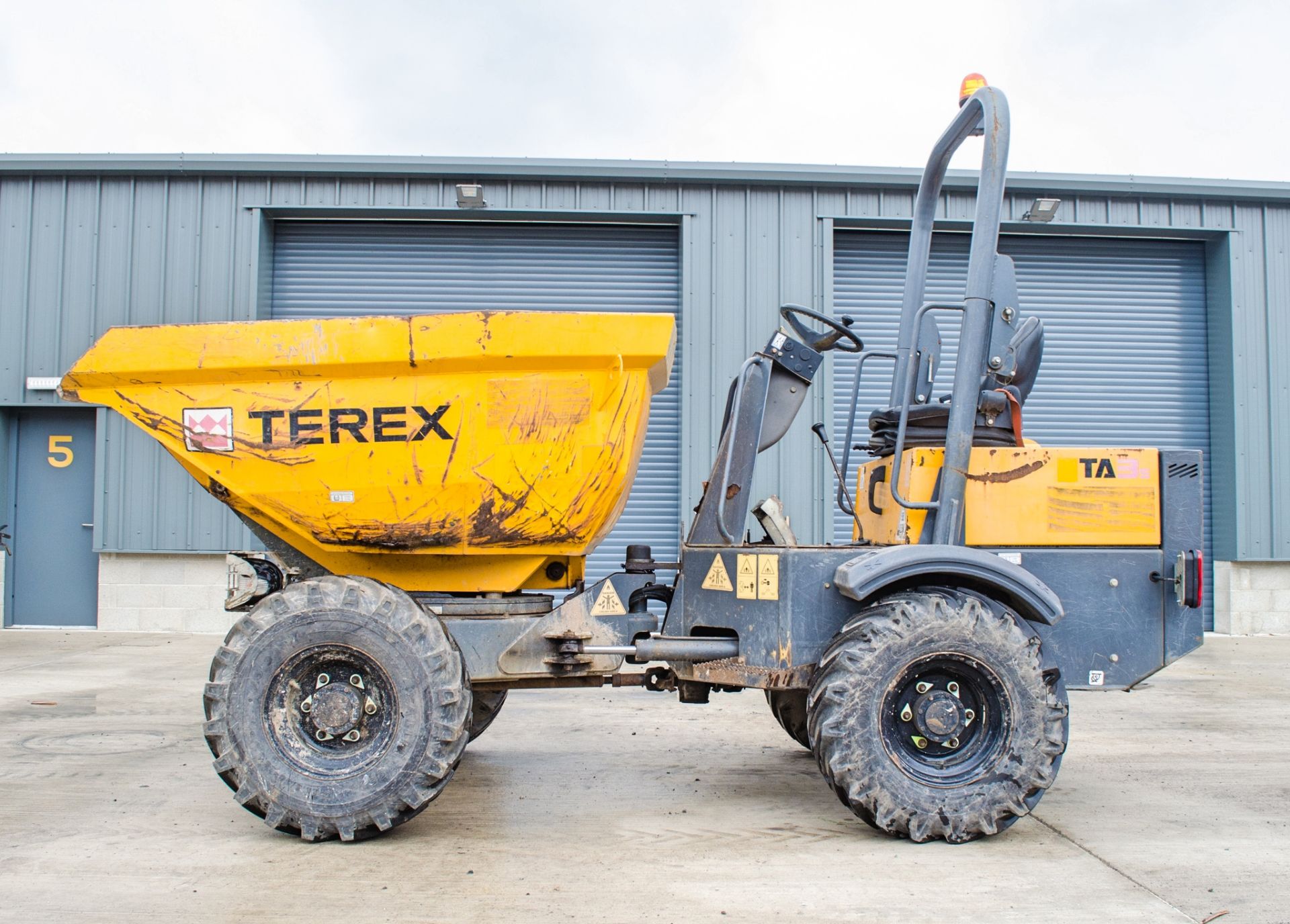 Terex TA3s 3 tonne swivel skip dumper Year: 2014 S/N: EE4PB5518 Recorded Hours: 981 A635089 - Image 9 of 20