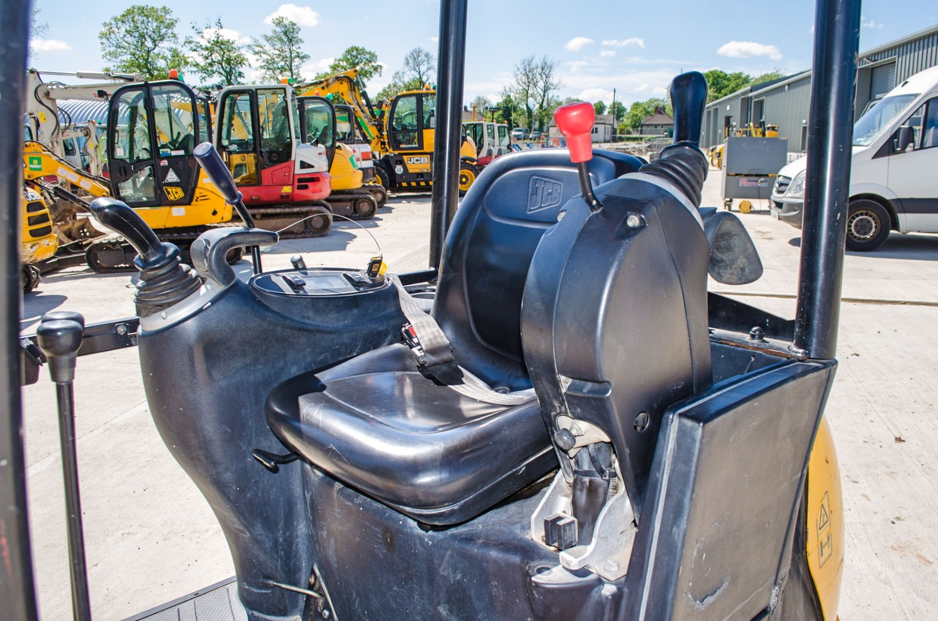 JCB 8014 CTS 1.5 tonne rubber tracked mini excavator Year: 2014 S/N: 2070389 Recorded Hours: 1616 - Image 16 of 18