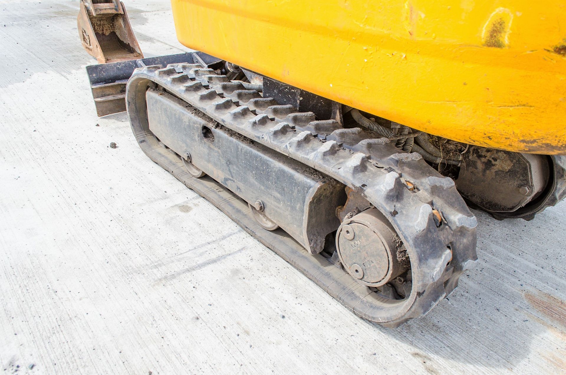 JCB 8008 0.8 tonne rubber tracked micro excavator Year: 2014 S/N: 2410611 Recorded Hours: 1309 - Image 13 of 18