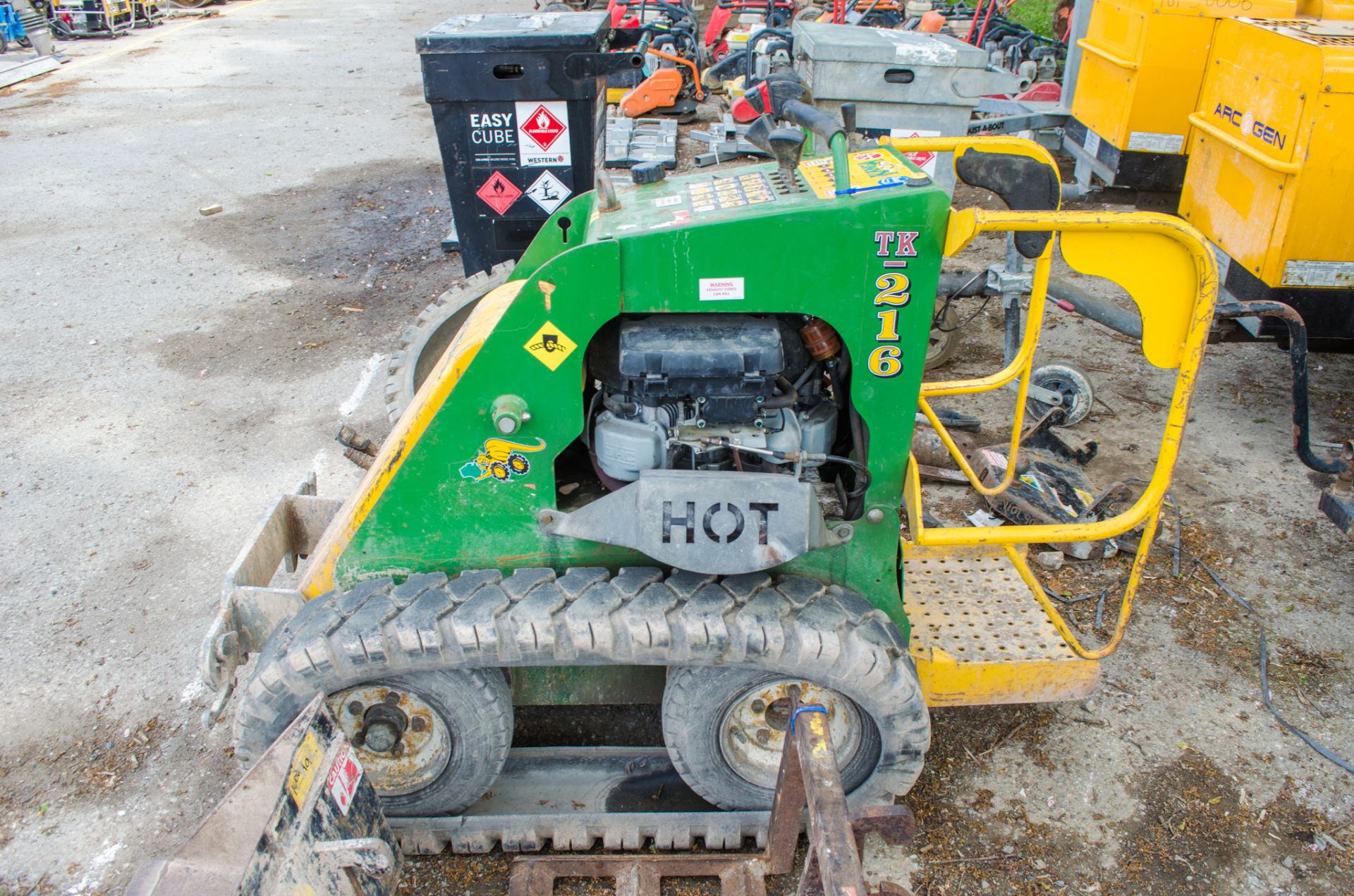 Kanga TK216 pedestrian operated petrol driven skid steer loader c/w rubber tracks, bucket, levelling - Image 7 of 15