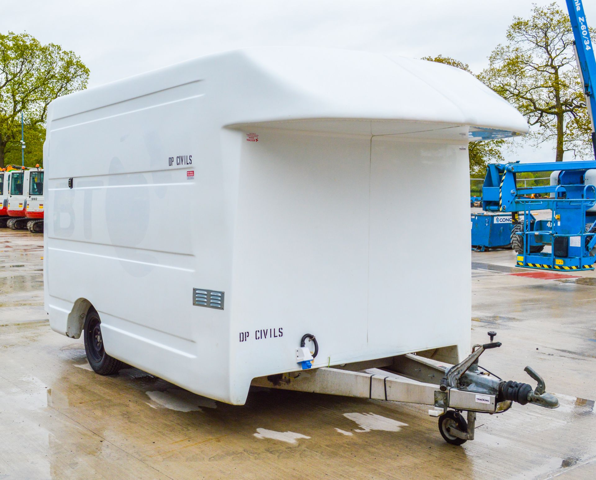 Mobile welfare unit Comprising of: Canteen and cooking area and gas bottle storage compartment c/ - Image 4 of 10