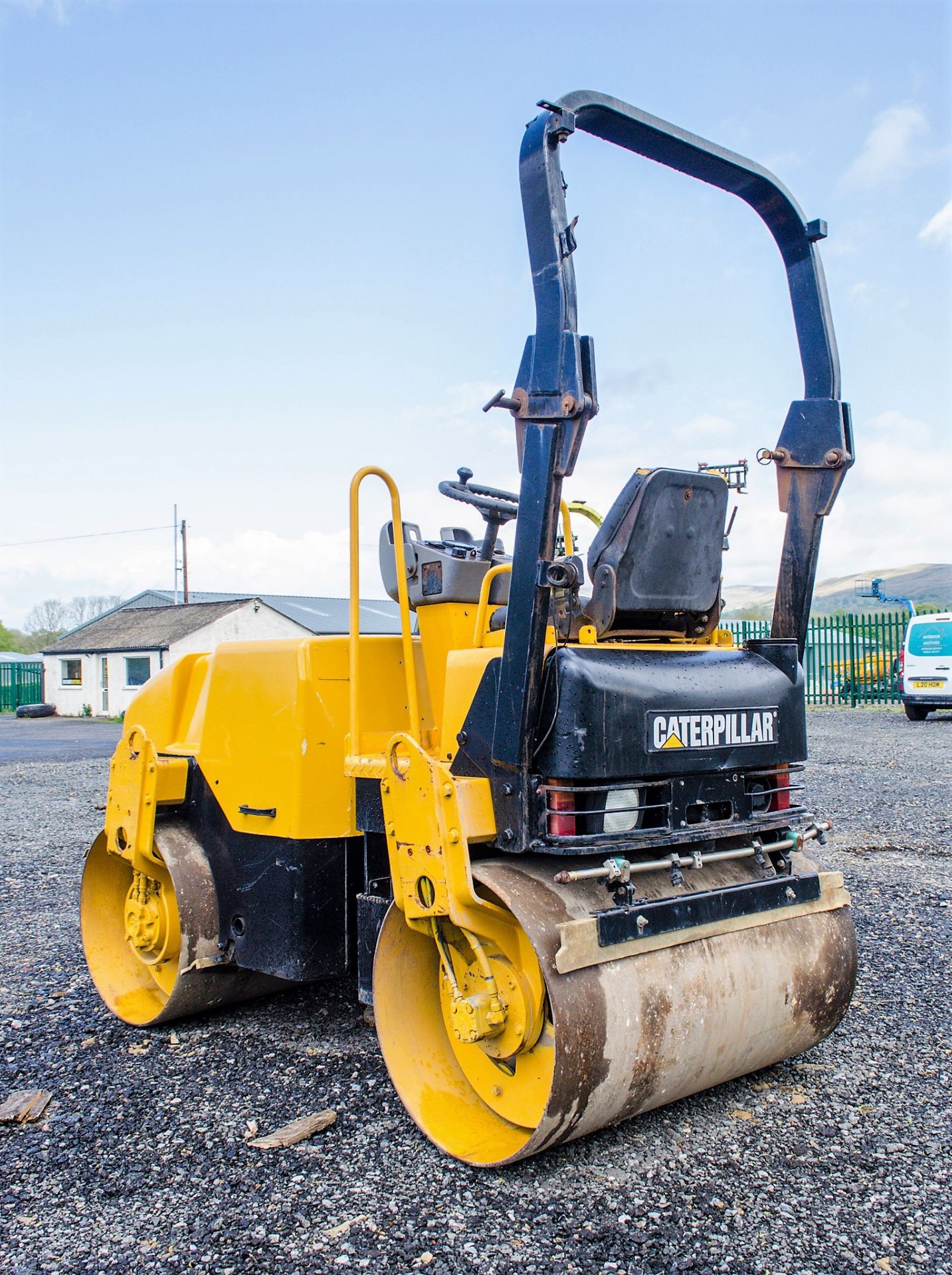 Caterpillar CB224 double drum ride on roller Year:2004 S/N: 2400506 Recorded Hours: 424 - Image 4 of 14