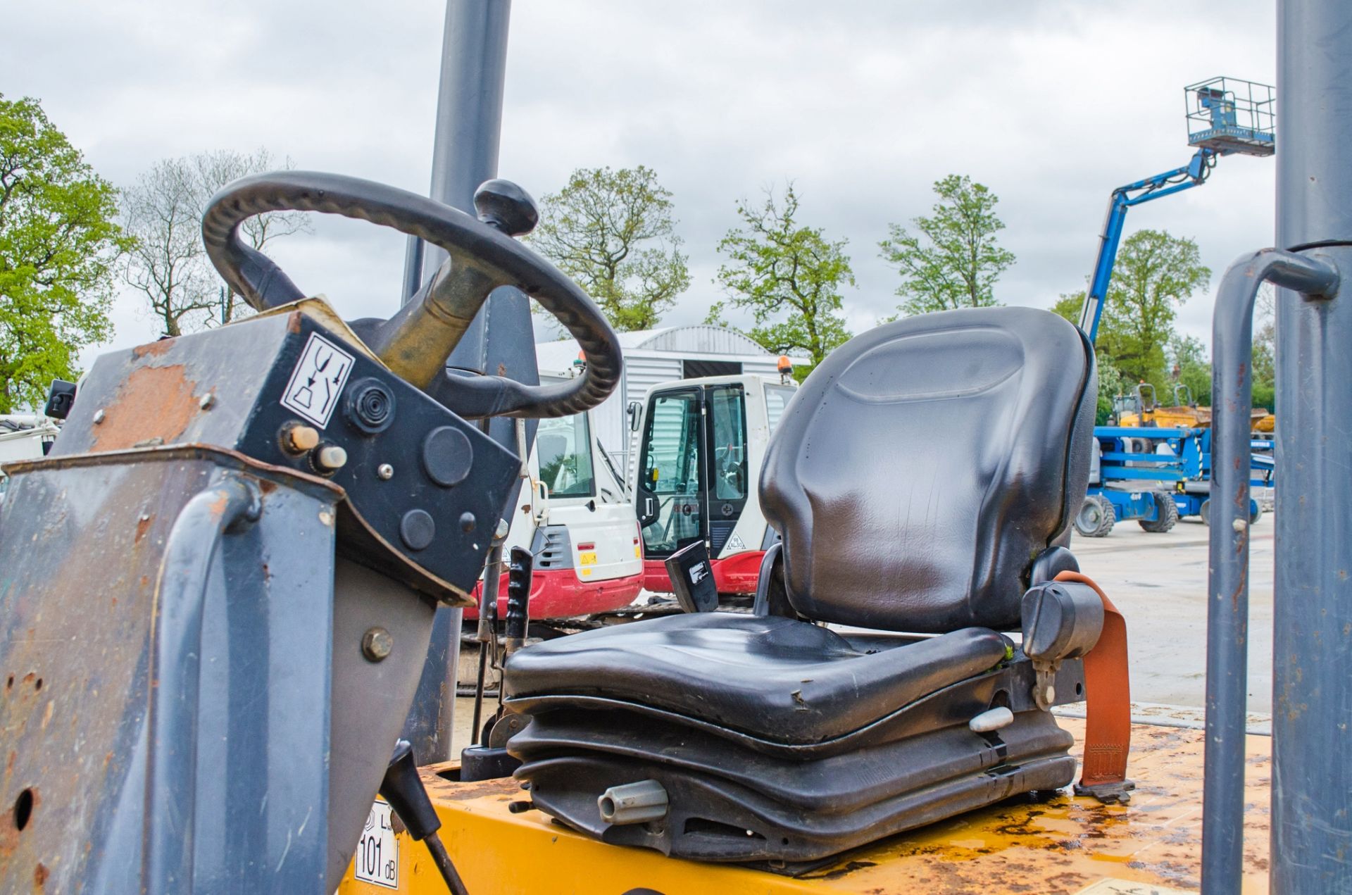 Terex TA3s 3 tonne swivel skip dumper Year: 2014 S/N: EE4PB5518 Recorded Hours: 981 A635089 - Image 17 of 20