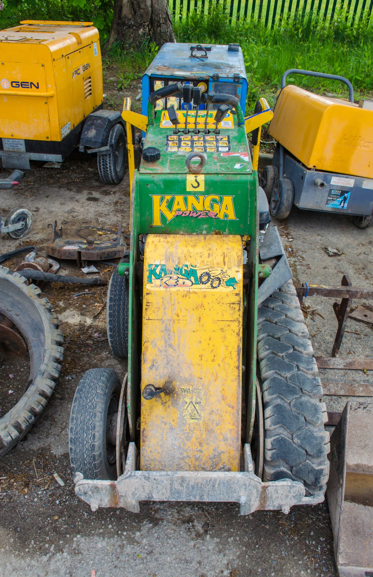 Kanga TK216 pedestrian operated petrol driven skid steer loader c/w rubber tracks, bucket, levelling - Image 6 of 15