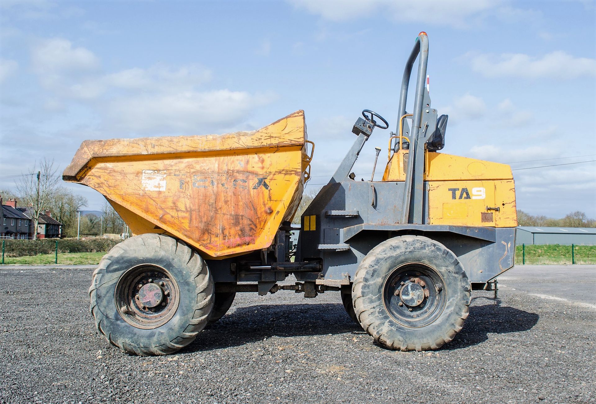 Terex 9 tonne straight skip dumper Year: 2011 S/N: BBMV2940 Recorded Hours: Not displayed D1465 - Image 7 of 21