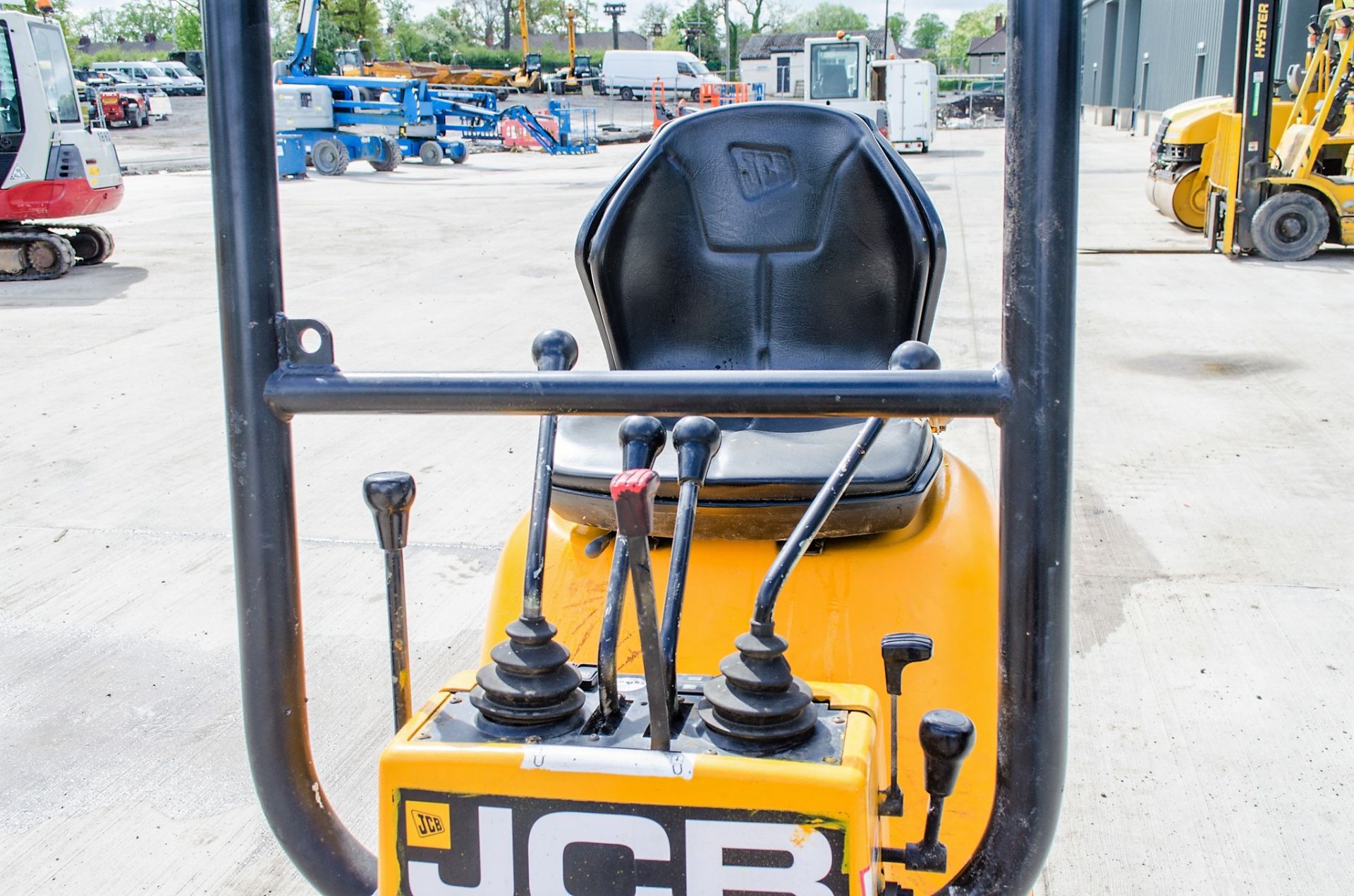 JCB 8008 0.8 tonne rubber tracked micro excavator Year: 2014 S/N: 2410611 Recorded Hours: 1309 - Image 16 of 18