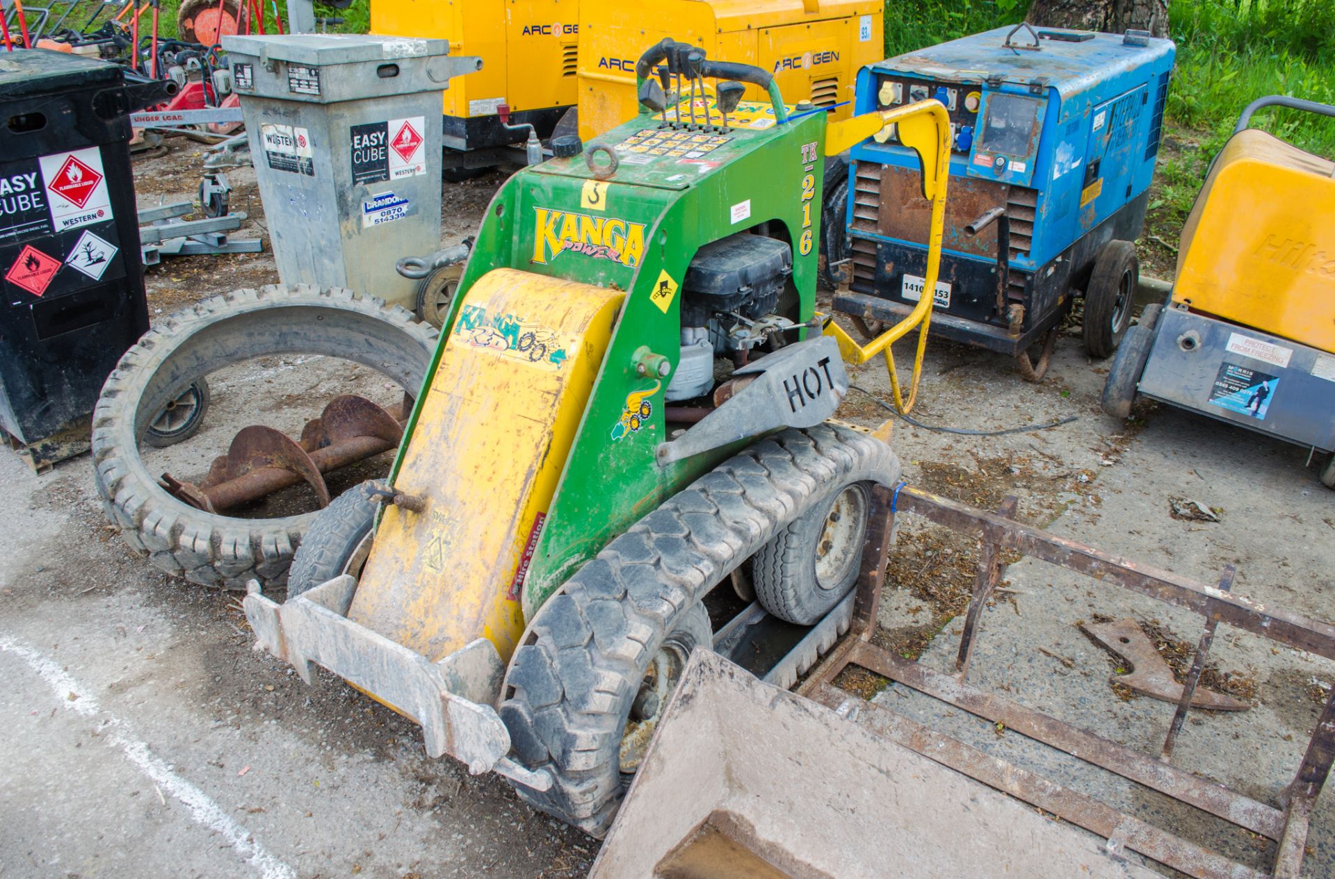 Kanga TK216 pedestrian operated petrol driven skid steer loader c/w rubber tracks, bucket, levelling - Image 2 of 15