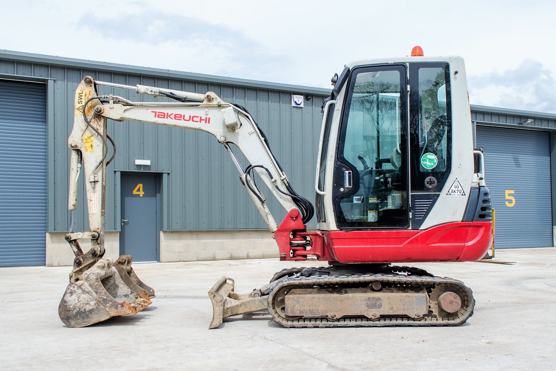 Takeuchi TB228 2.8 tonne rubber tracked mini excavator Year: 2015 S/N: 122804169 Recorded Hours: - Image 10 of 22