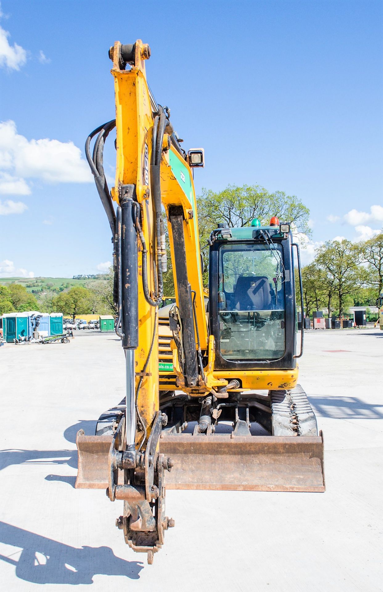 JCB 8085 Eco 8 tonne rubber tracked excavator Year: 2013 S/N: 1073098 Recorded Hours: 3492 blade, - Image 5 of 19