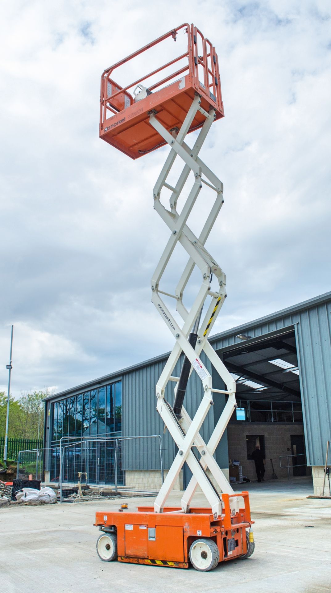 Snorkel S3219E battery electric scissor lift access platform Year: 2017 S/N: 800975 008830083 - Image 5 of 8