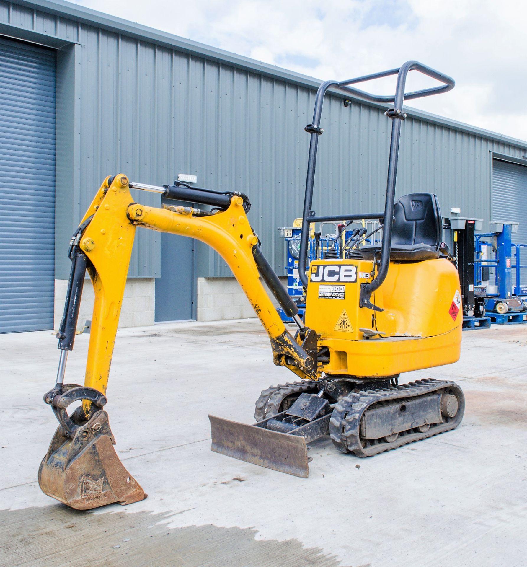 JCB 8008 0.8 tonne rubber tracked micro excavator Year: 2014 S/N: 2410611 Recorded Hours: 1309