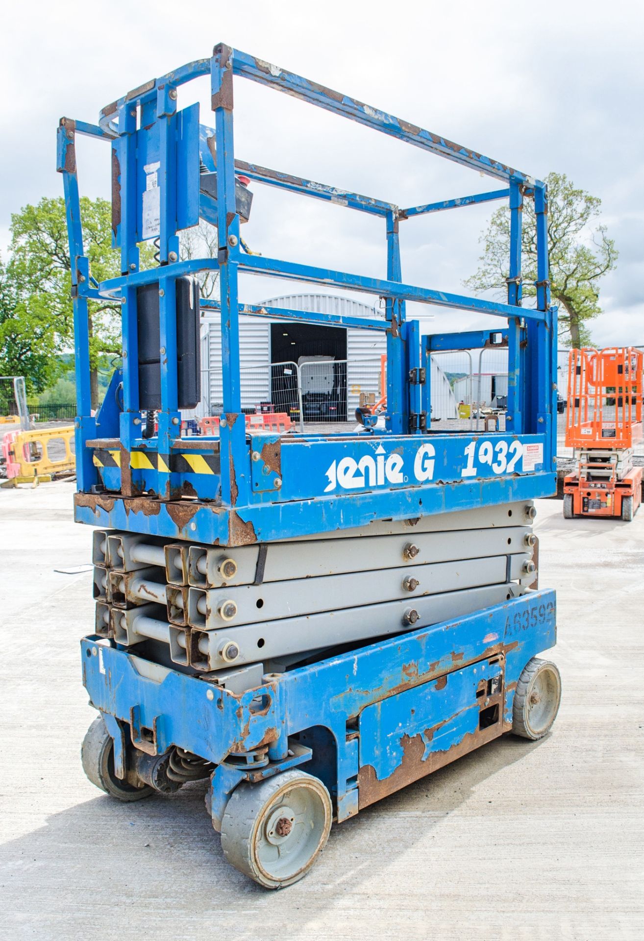 Genie GS1932 battery electric scissor lift access platform Year: 2014 S/N: 15702 Recorded Hours: 185 - Image 3 of 8