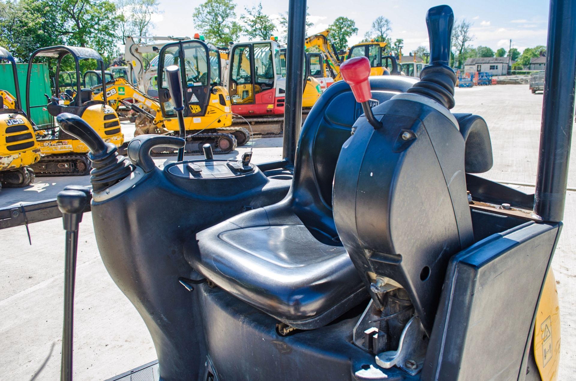 JCB 8014 CTS 1.5 tonne rubber tracked mini excavator Year: 2014 S/N: 2070457 Recorded Hours: 1943 - Image 16 of 18