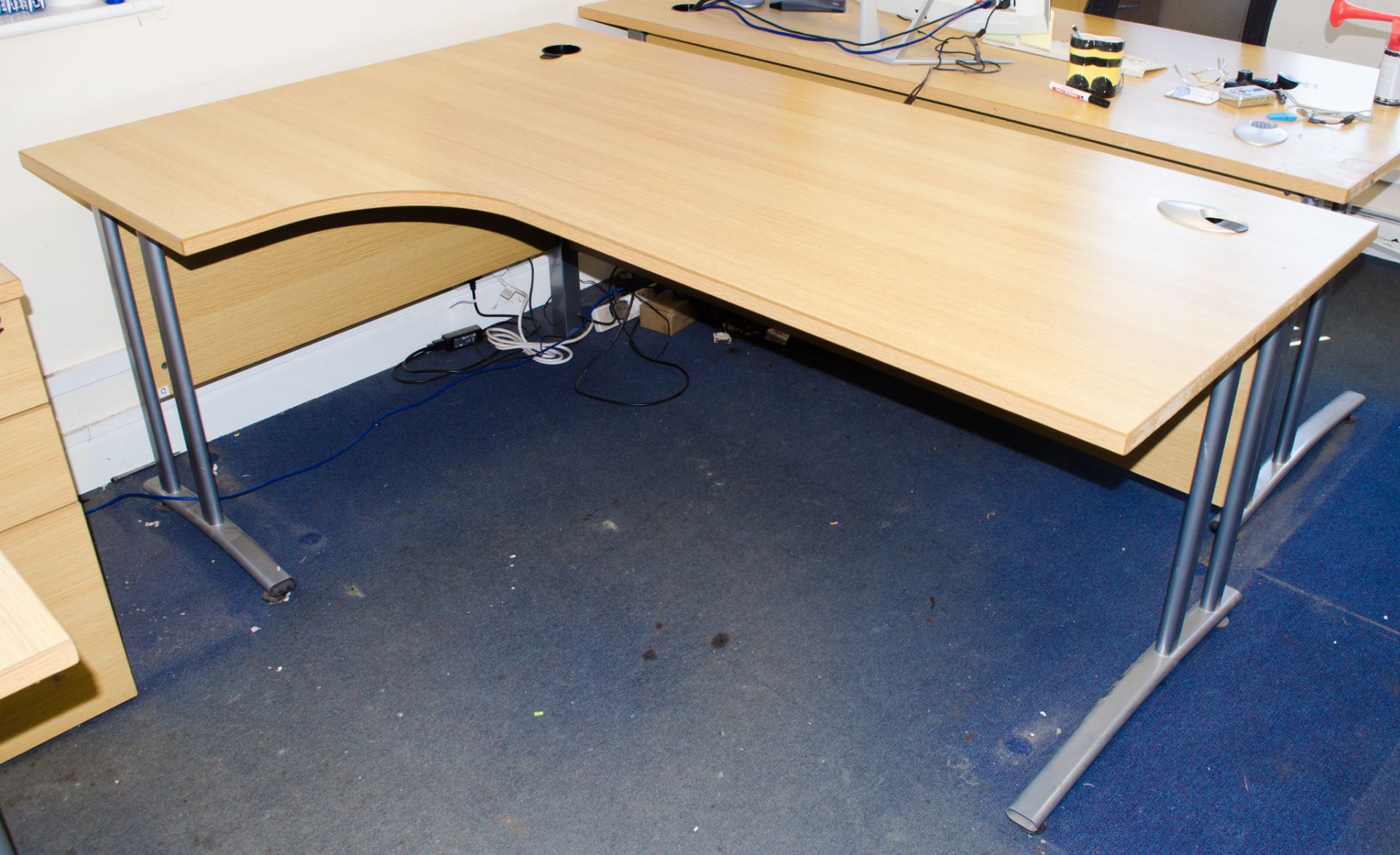 L-shaped ergonomic work station desk (Left handed) Dimensions: 180cm W, 120cm/80cm D, 70cm H