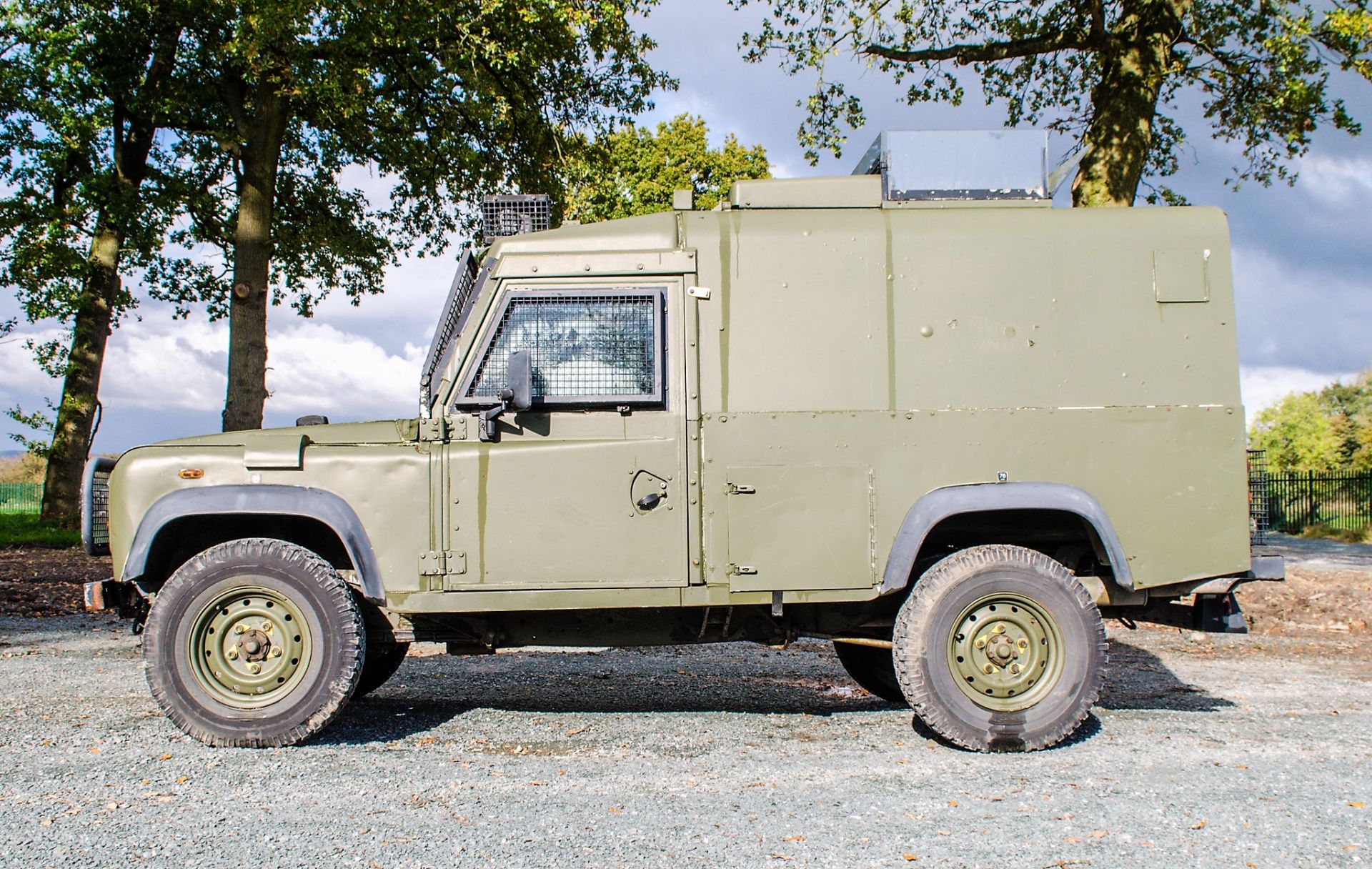 Land Rover Defender 110 300 TDi Snatch armoured 4WD utility vehicle (Ex MOD) In Service Registration - Image 7 of 27