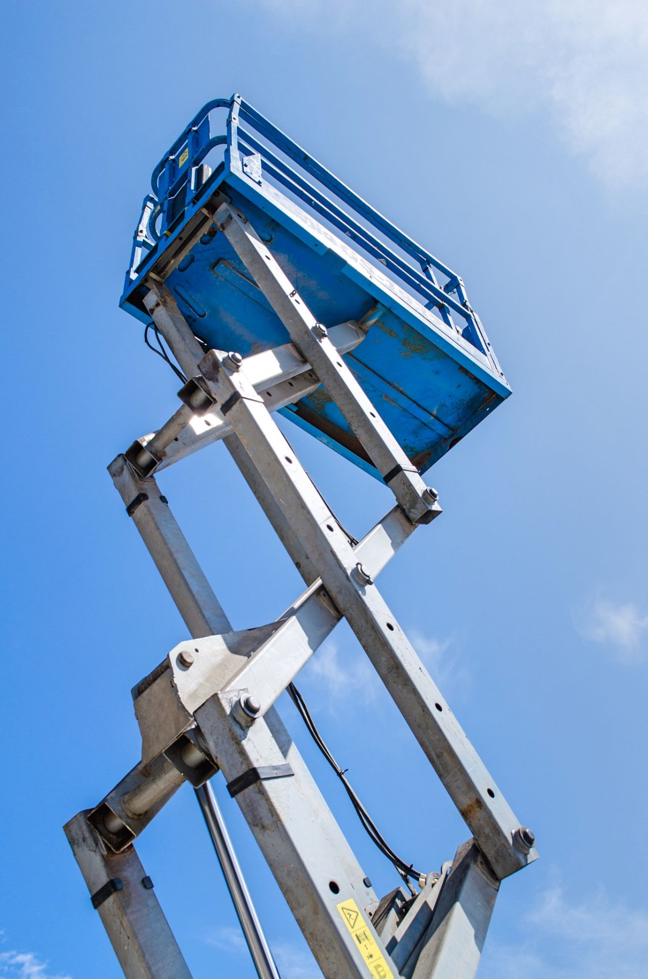 Genie GS1932 battery electric scissor lift access platform Year: 2007 S/N: B84885 Recorded Hours: - Image 4 of 6