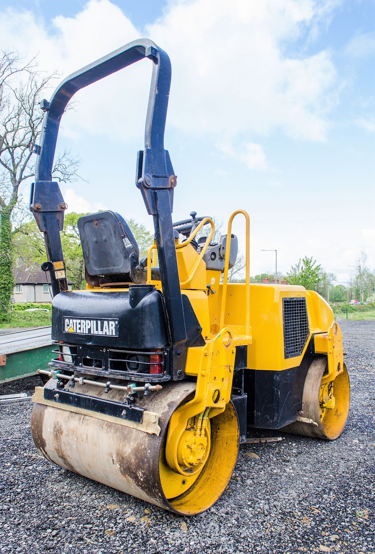 Caterpillar CB224 double drum ride on roller Year:2004 S/N: 2400506 Recorded Hours: 424 - Image 3 of 14