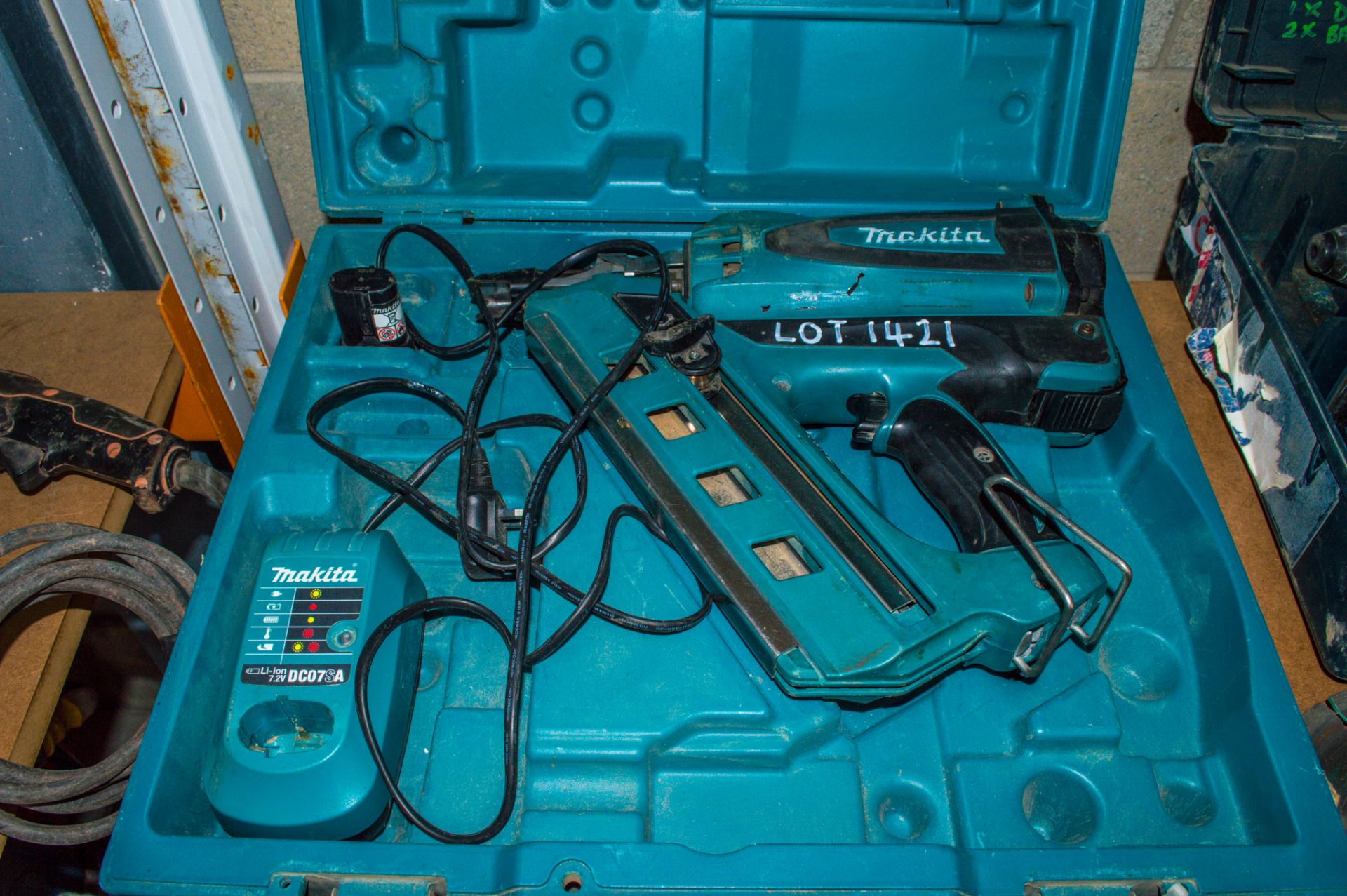 Makita GN900 cordless nail gun c/w charger, battery & carry case 1410-8626