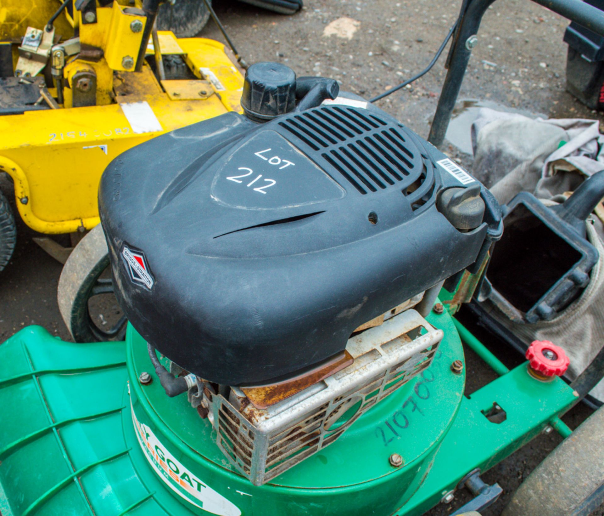 Billy Goat petrol driven garden vacuum/leaf collector - Image 2 of 2