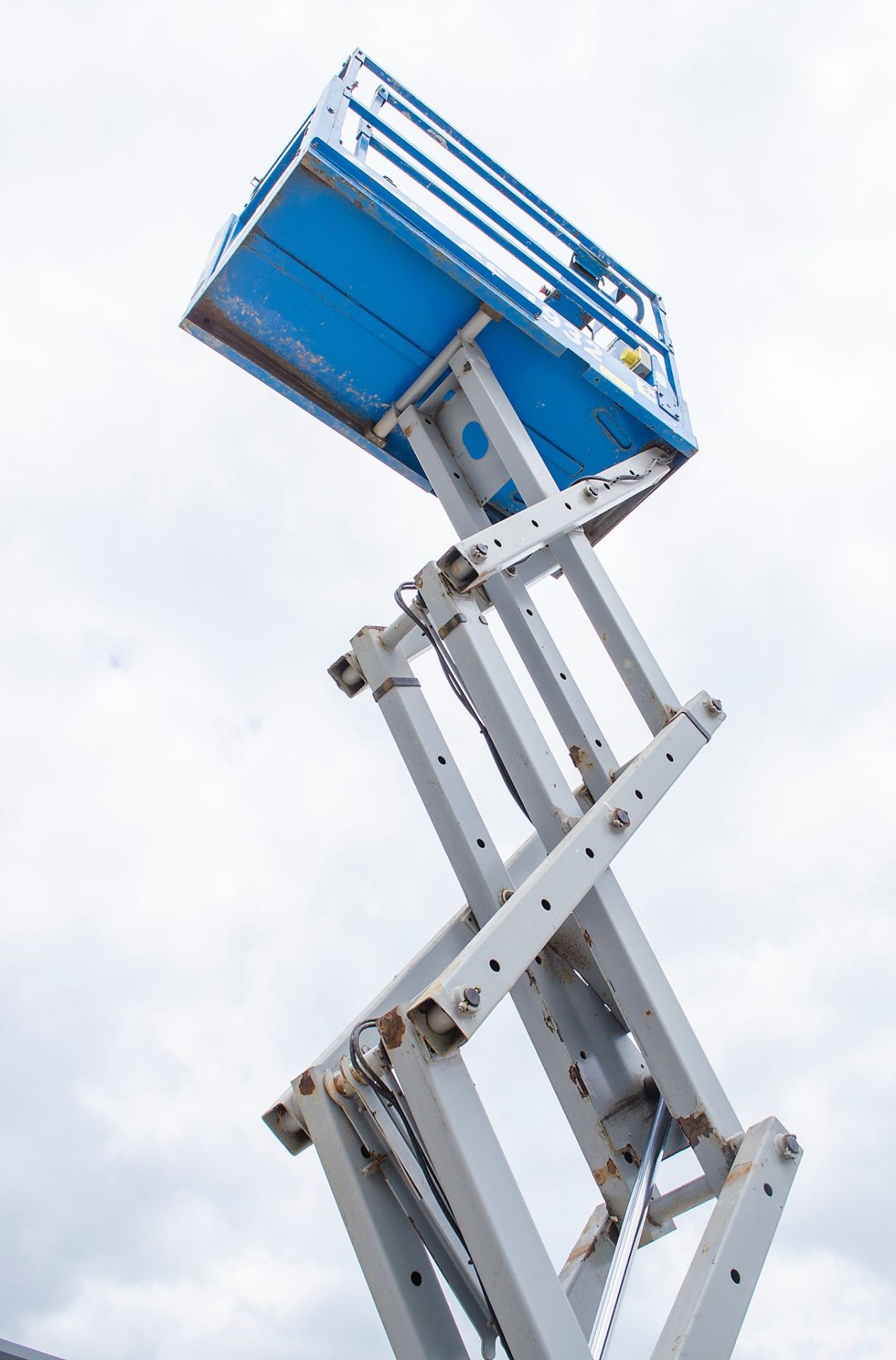 Genie GS 1932 battery electric scissor lift Year: 2007 Recorded Hours: 352 08830038 - Image 6 of 9