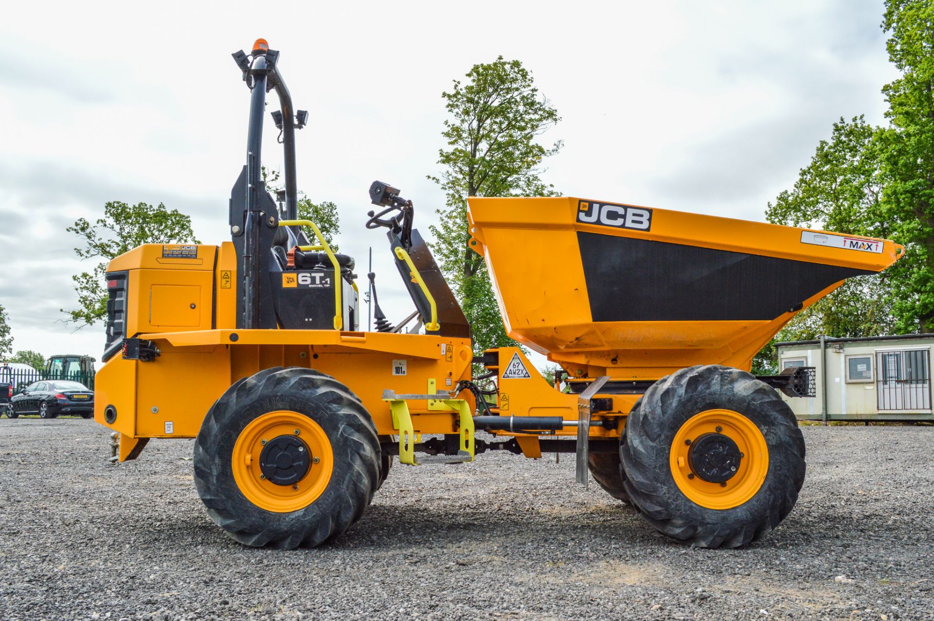 JCB 6 T-1 6 tonne swivel skip dumper Year: 2019 S/N: 2915367 Recorded Hours: 450 c/w: front facing - Image 7 of 17