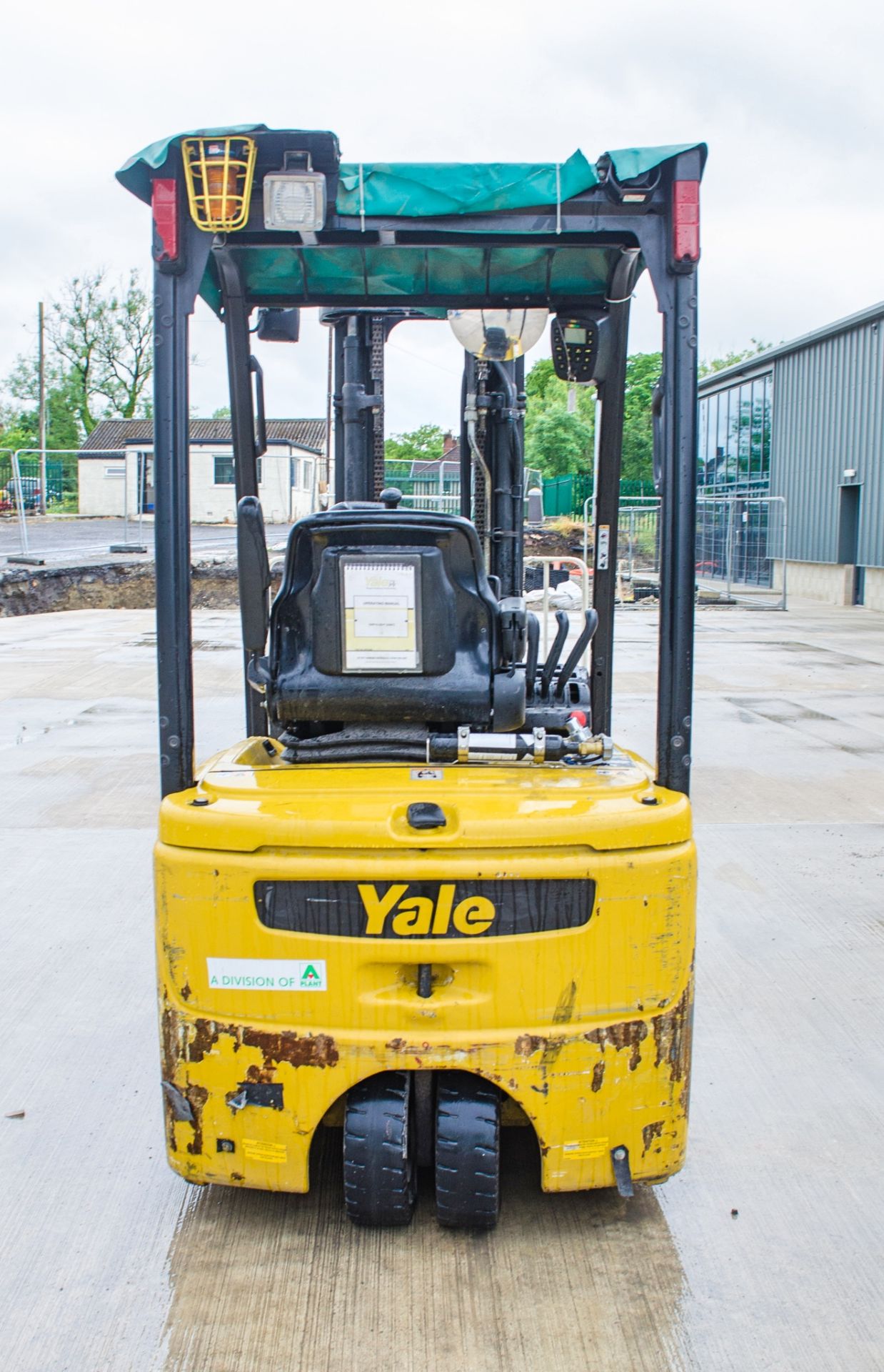 Yale ERP 18VT battery electric fork lift truck Year: 2013 S/N: 5445L Recorded Hours: c/w charger & - Image 6 of 16