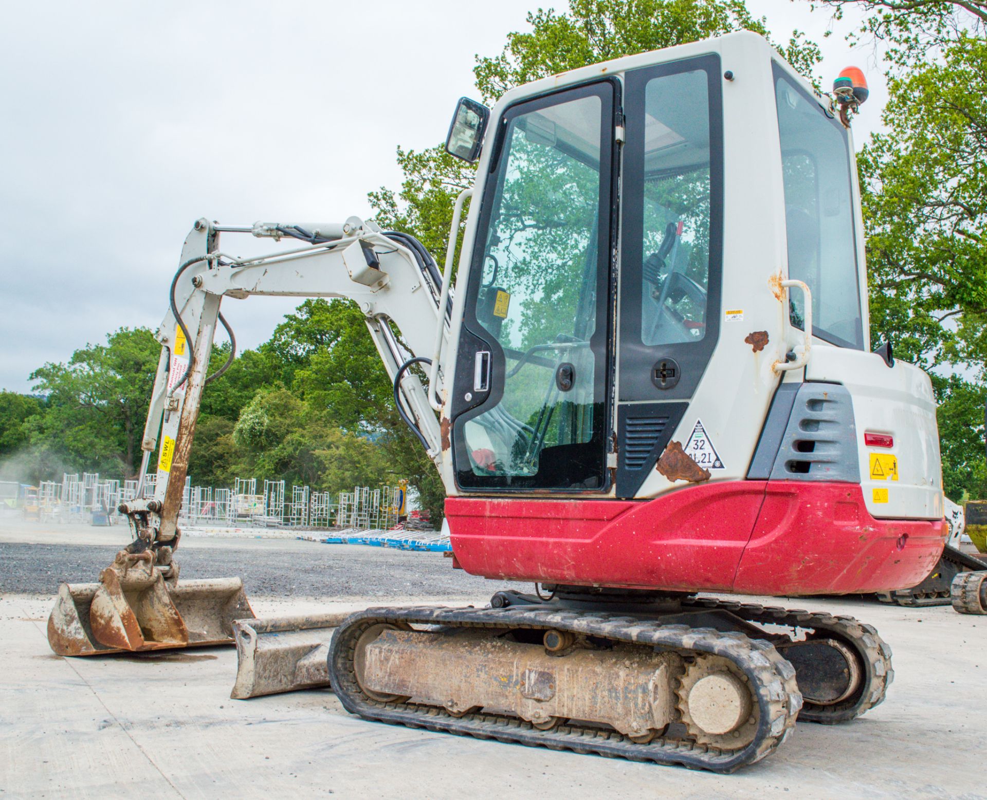 Takeuchi TB228 2.8 tonne rubber tracked excavator Year: 2015 S/N: 122804197 Recorded Hours: Not - Image 4 of 15