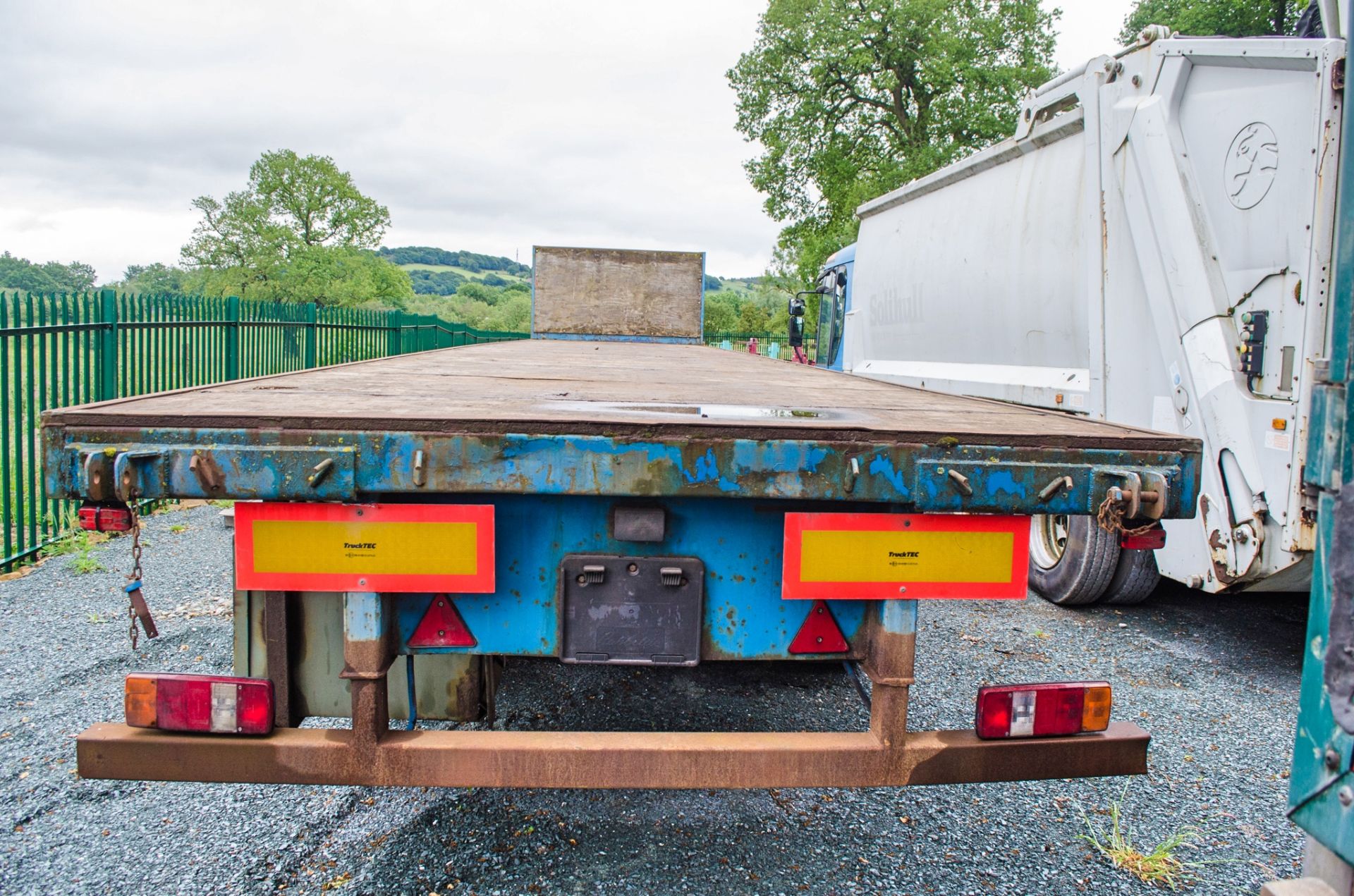 M&G 13.6 metre tri axle flat bed trailer Year: 1997 - Image 5 of 11