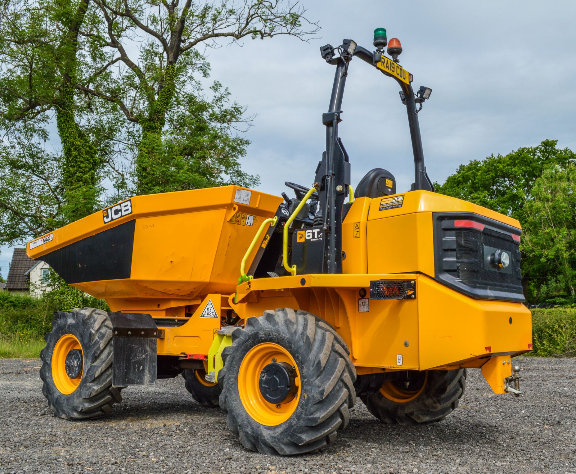 JCB 6 T-1 6 tonne swivel skip dumper Year: 2019 S/N: 2915367 Recorded Hours: 450 c/w: front facing - Image 4 of 17