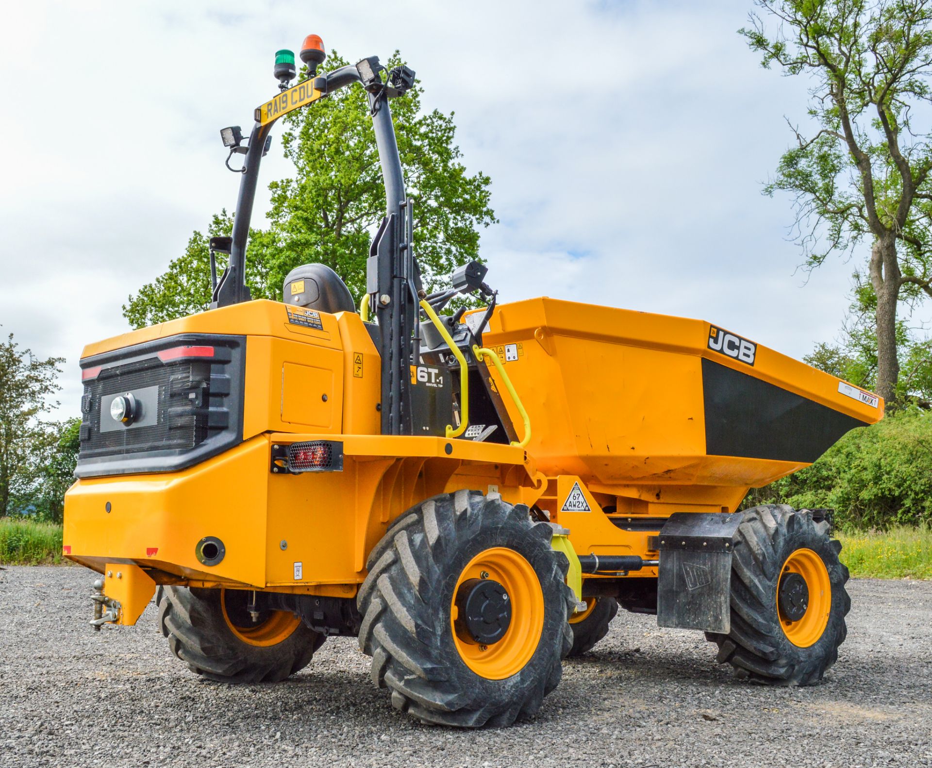 JCB 6 T-1 6 tonne swivel skip dumper Year: 2019 S/N: 2915367 Recorded Hours: 450 c/w: front facing - Image 3 of 17