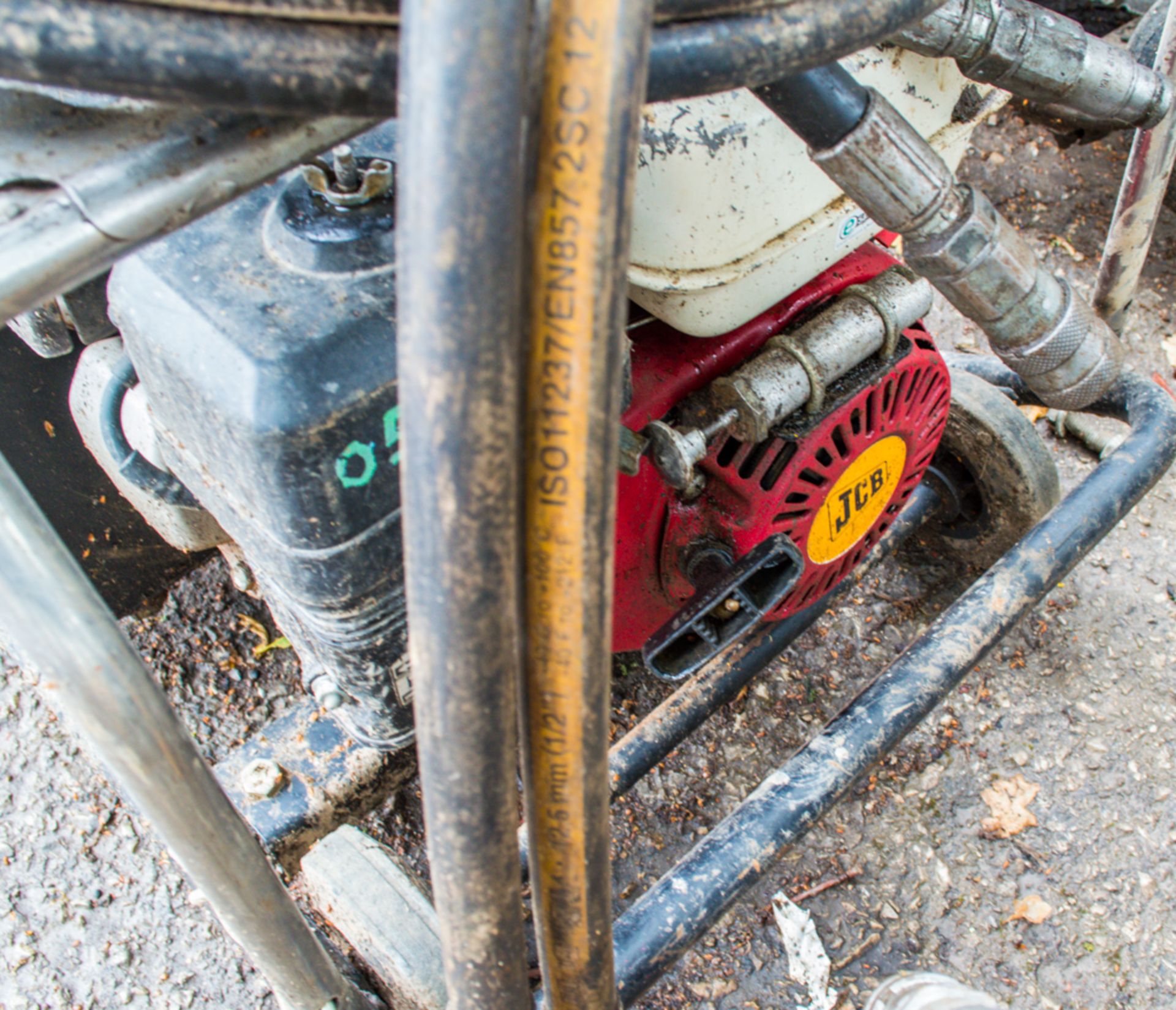 JCB Compact petrol driven hydraulic power pack c/w Hydraulic anti-vibe breaker 0513-0198 - Image 3 of 3