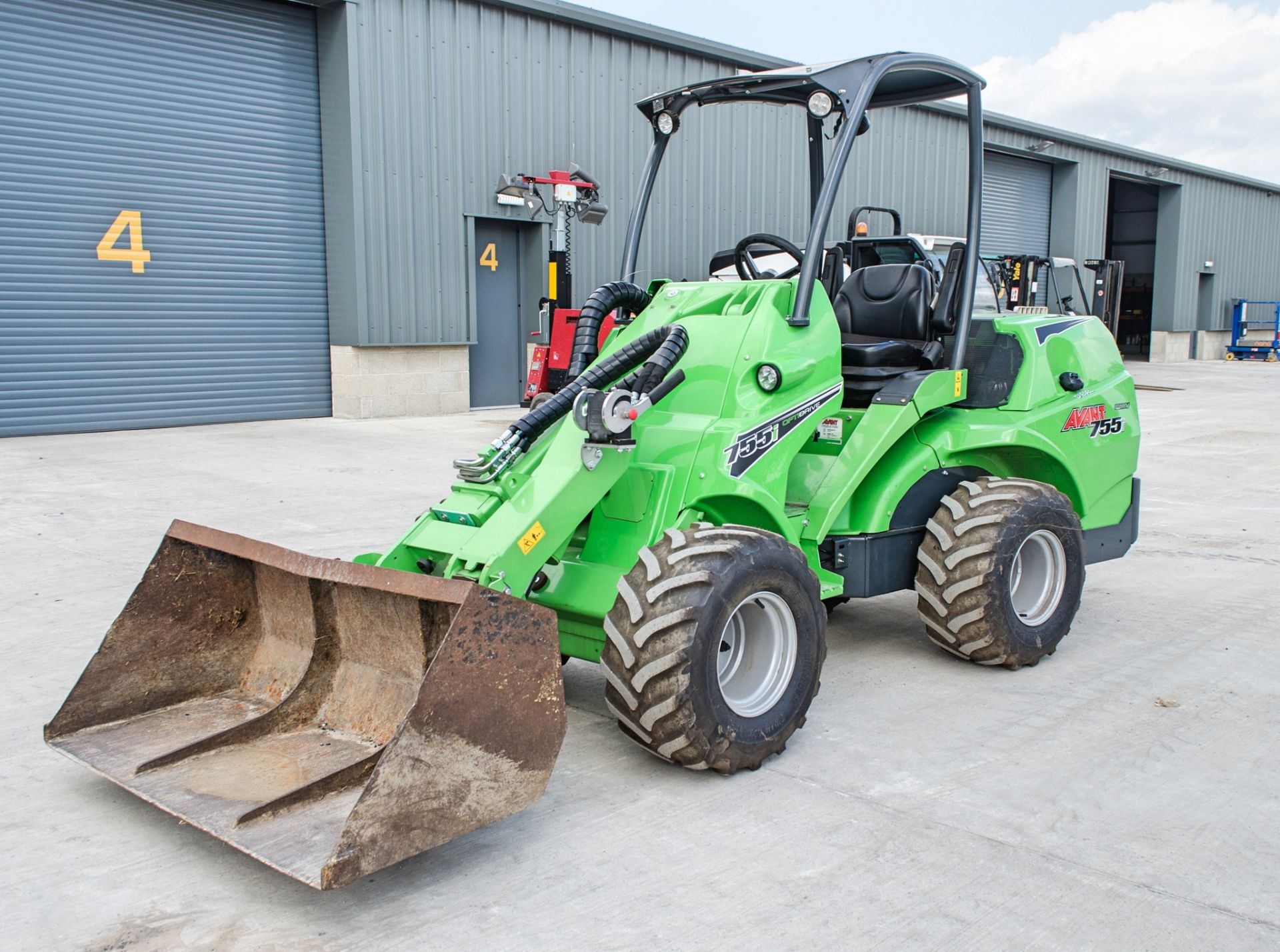 Avant 755i compact wheel loader Year: 2020 S/N: 100462 Recorded Hours: 174