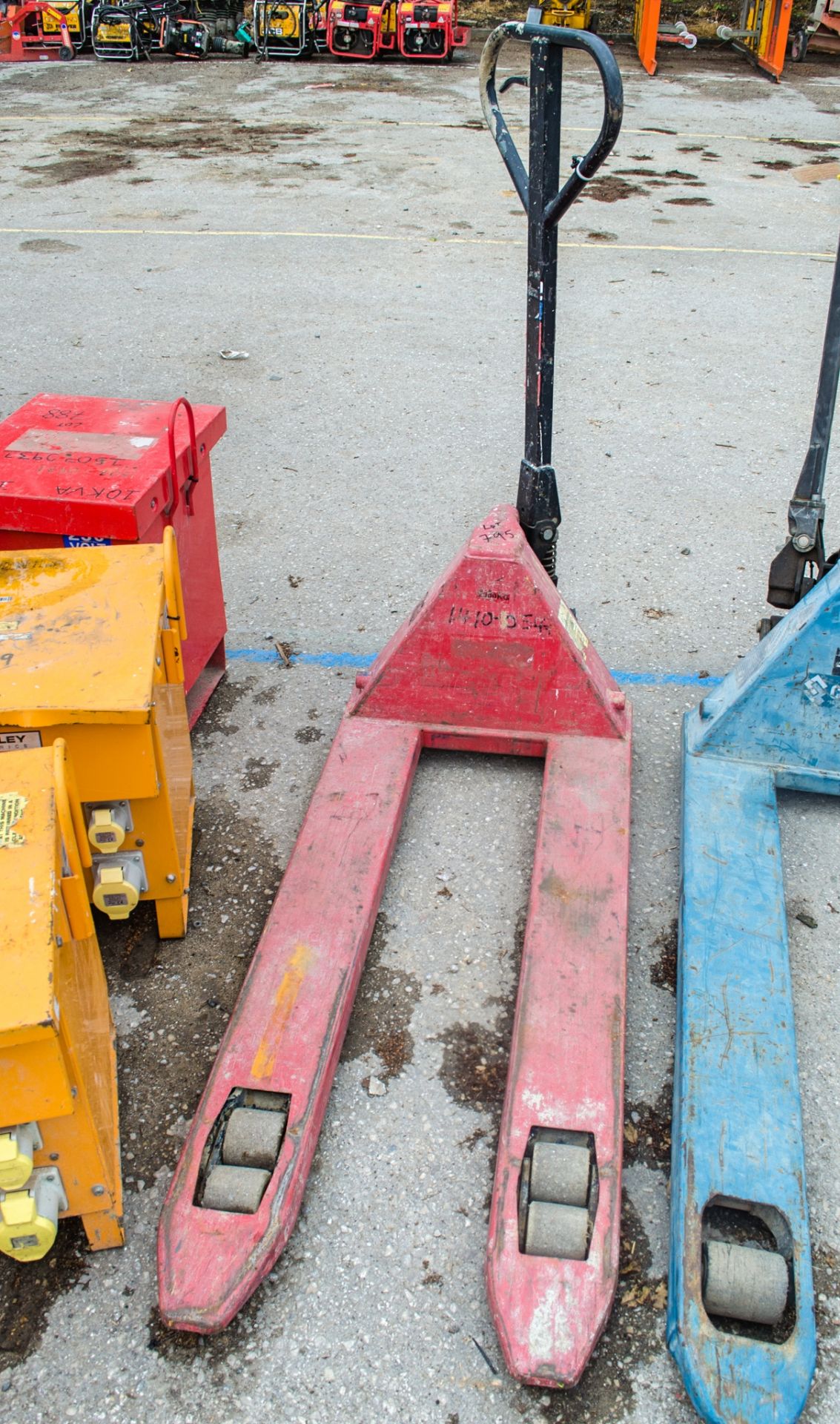 Hand hydraulic pallet truck