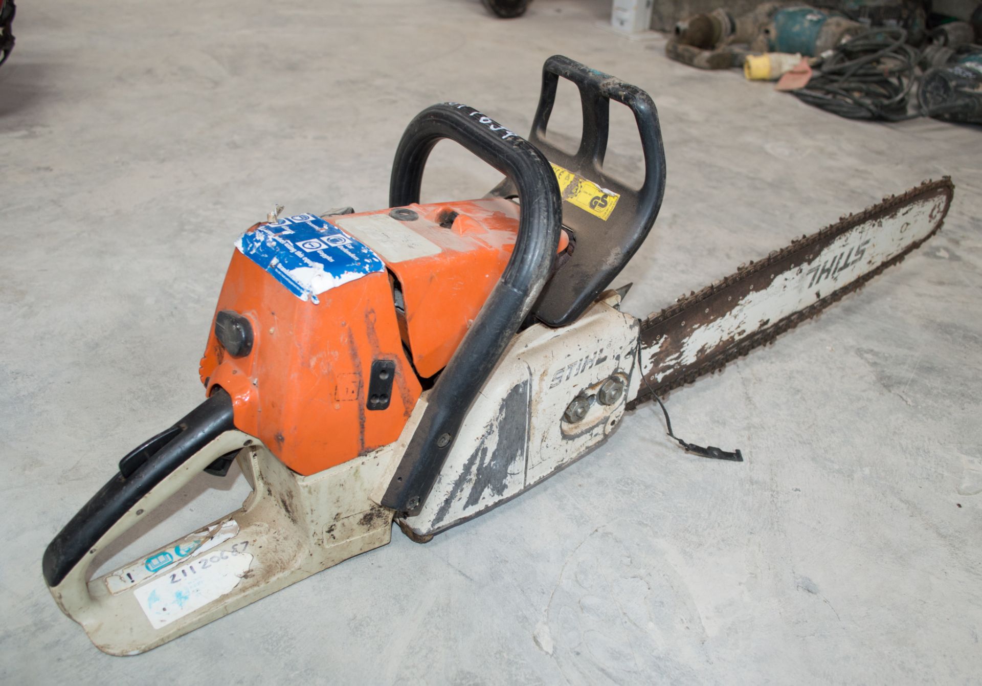 Stihl 035 petrol driven chainsaw 21120657 - Image 2 of 2