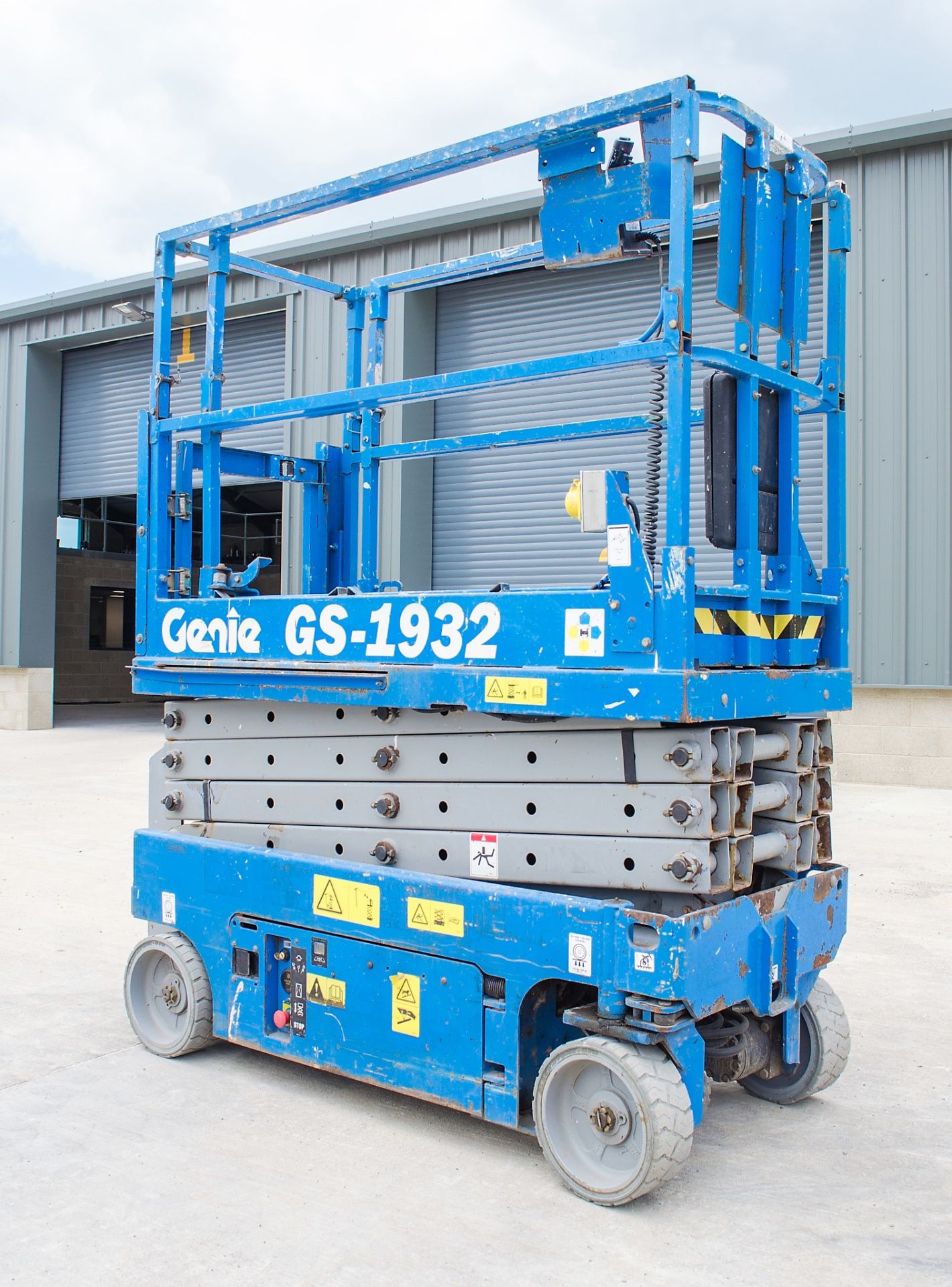 Genie GS 1932 battery electric scissor lift Year: 2007 Recorded Hours: 352 08830038